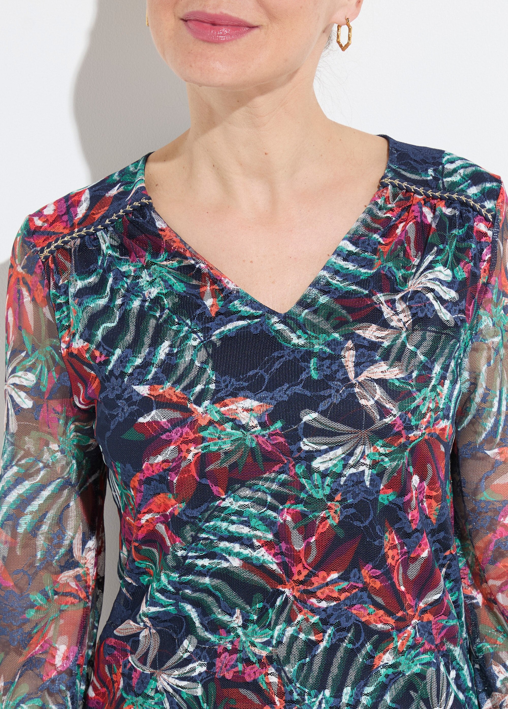 Camiseta_de_cuello_en_V_con_malla_de_encaje_estampada_Azul_marino_y_naranja_DE1_slim