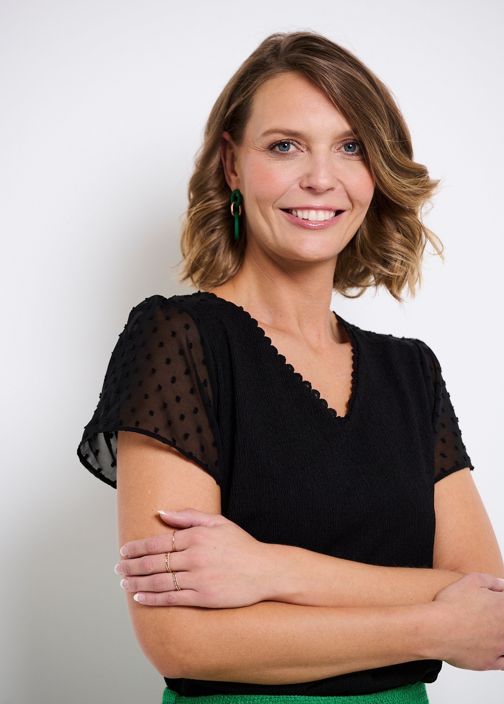 Camiseta_de_raso_de_manga_corta_con_cuello_en_V_Negro_DE1_slim