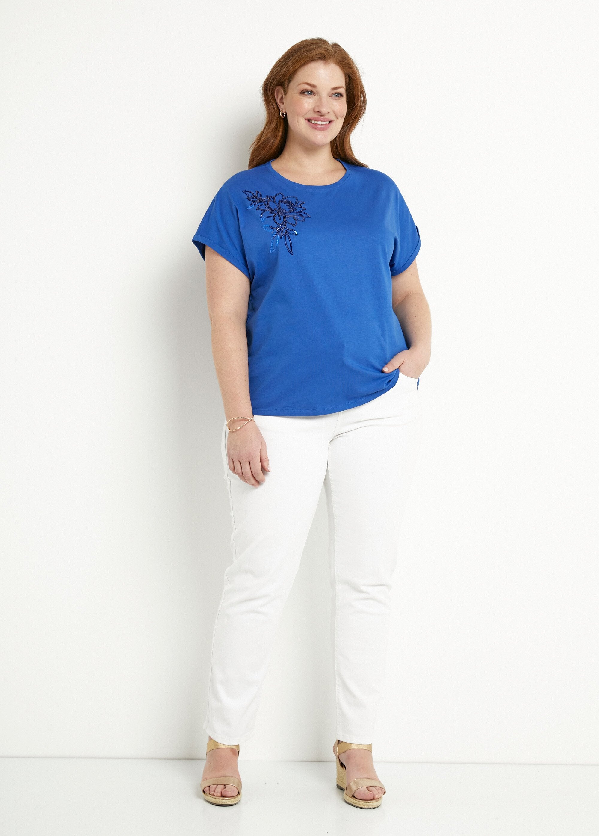 Camiseta_de_algodón_lisa_con_mangas_cortas_y_lentejuelas._azul_duro_SF1_curvy