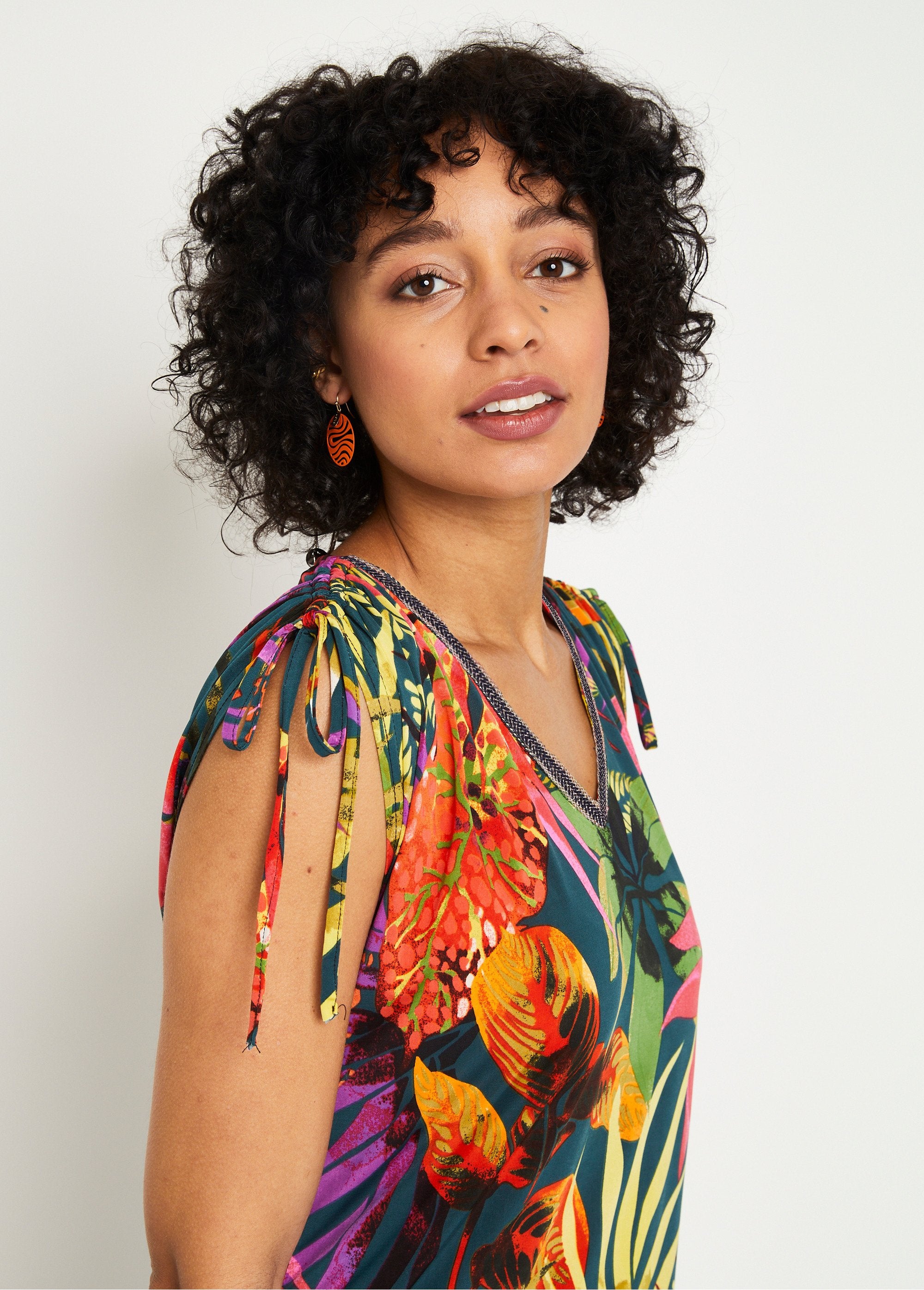 Camiseta_con_motivo_exótico_y_hombros_anudados_Multicolor_DE2_slim