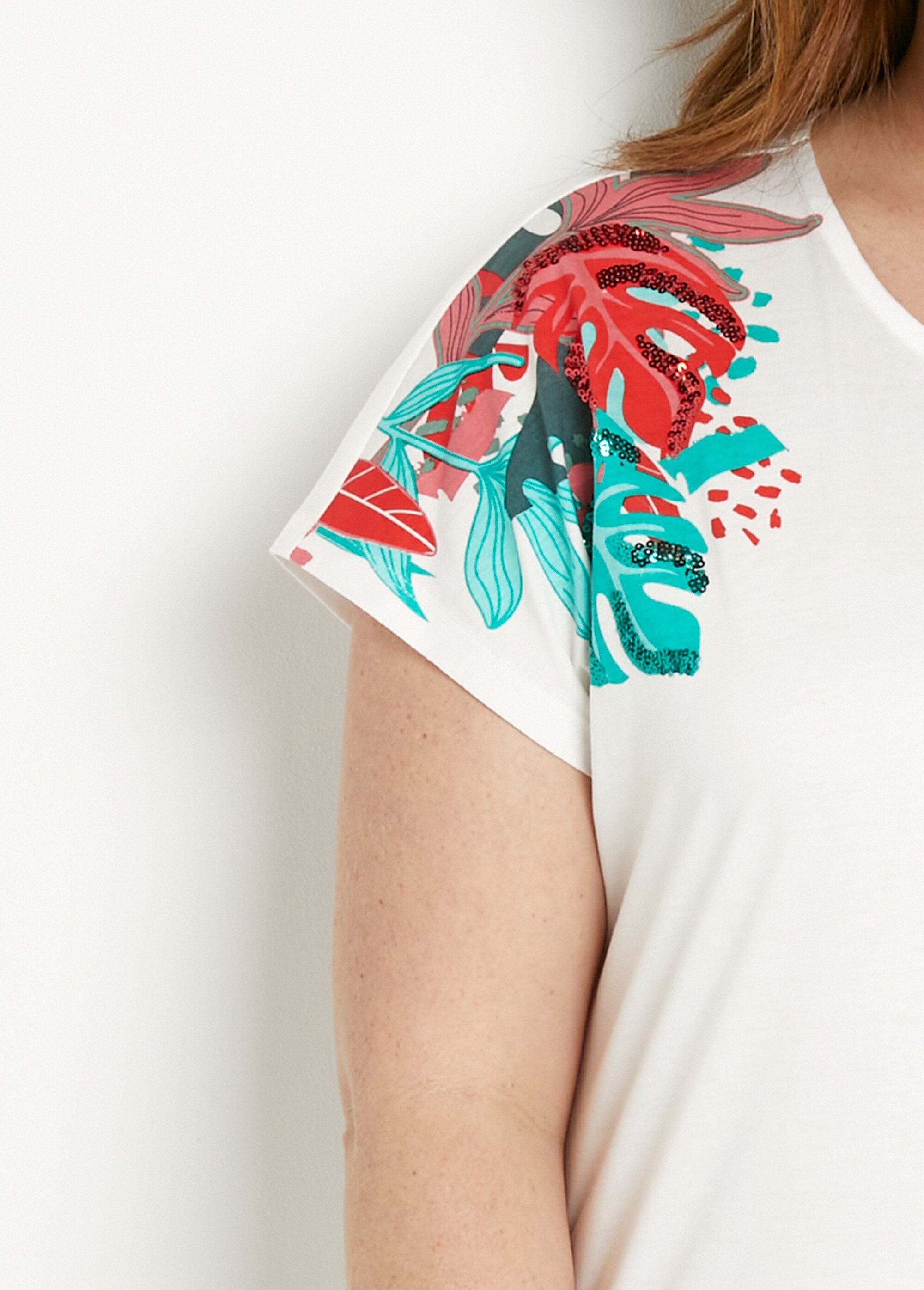 Camiseta_corta_blanca_con_estampado_de_lentejuelas,_cuello_redondo._Fondo_blanco_DE1_curvy