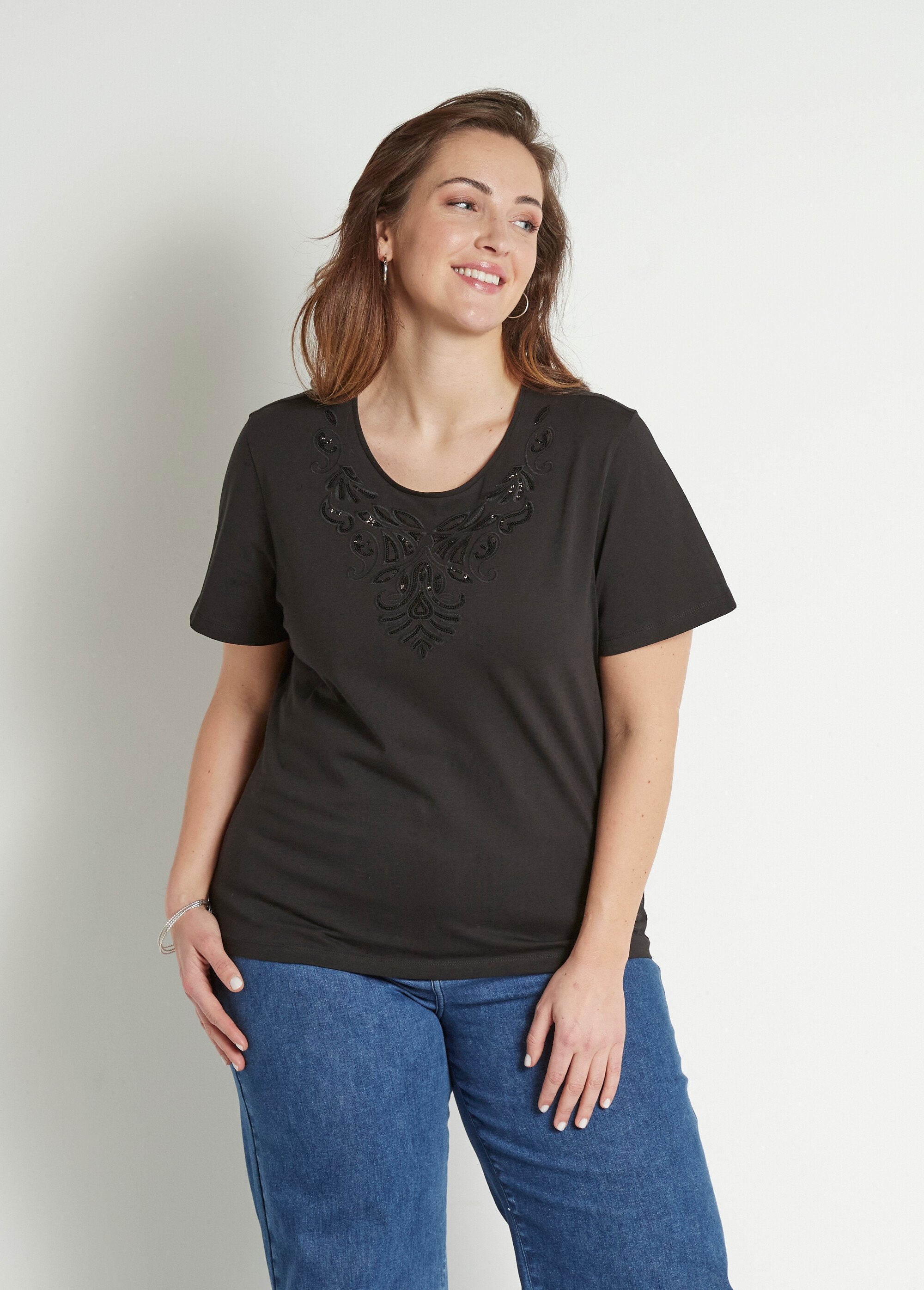 Camiseta_cropped_bordada_de_manga_corta_Negro_FA1_curvy
