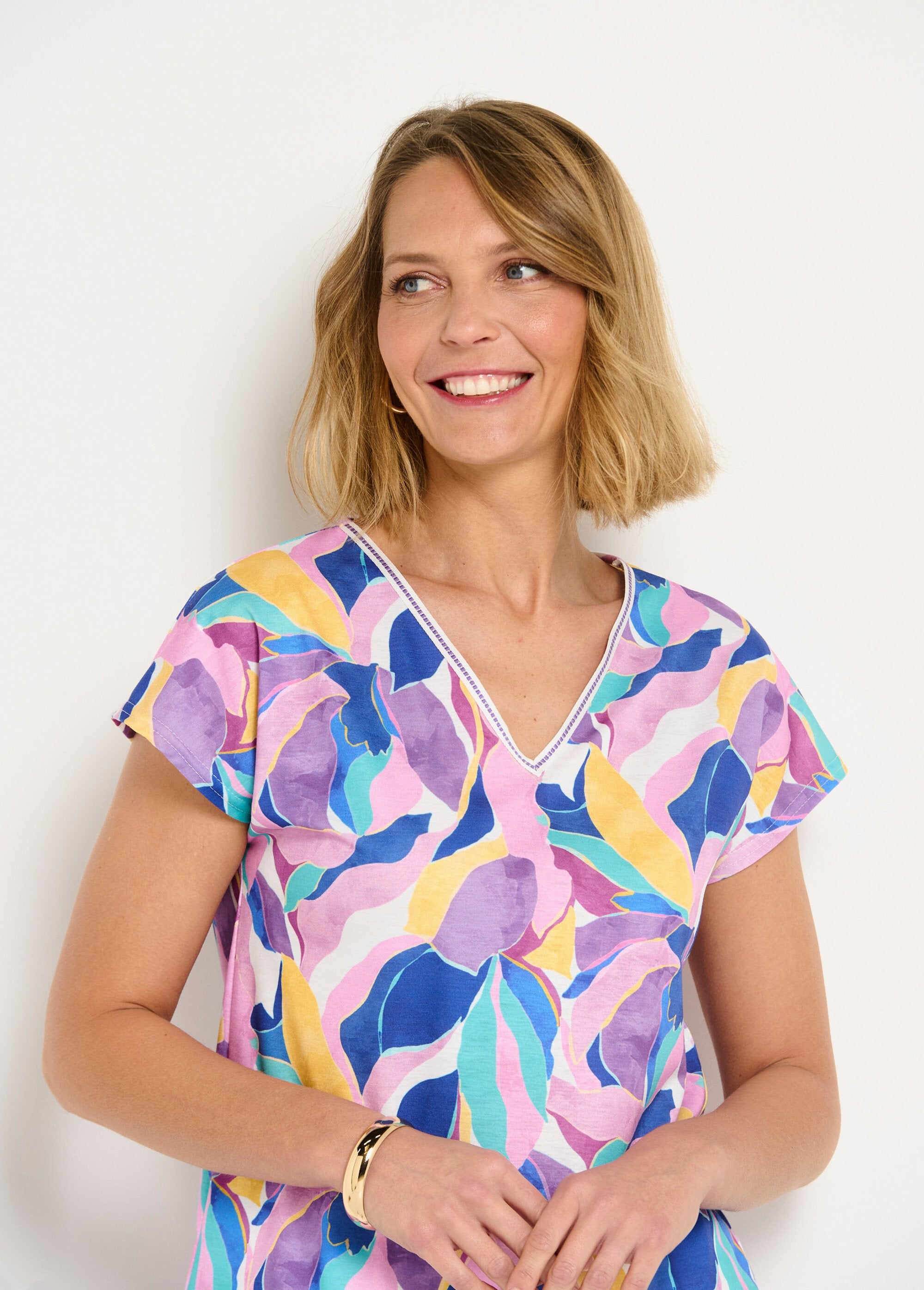 Camiseta_corta_con_cuello_en_V_y_estampado_brillante_Parma_y_amarillo_DE1_slim