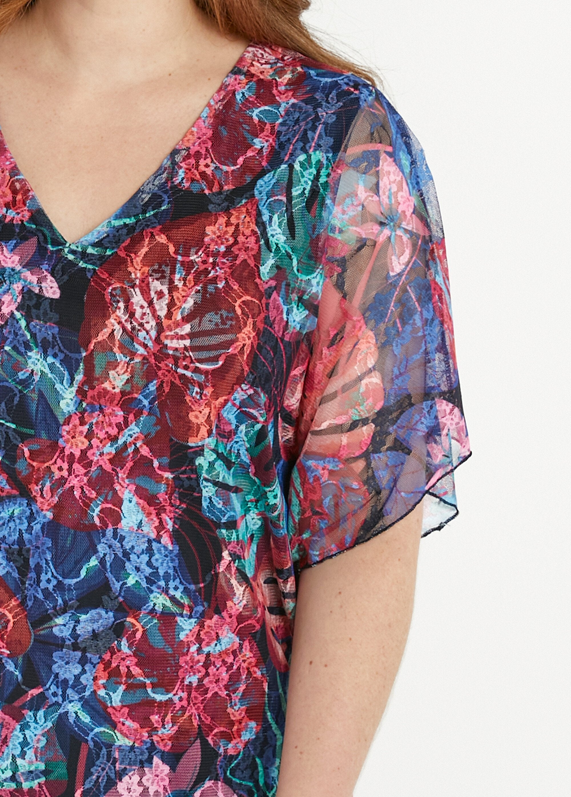 Camiseta_corta_con_cuello_en_V_y_encaje_estampado_Multicolor_DE1_curvy