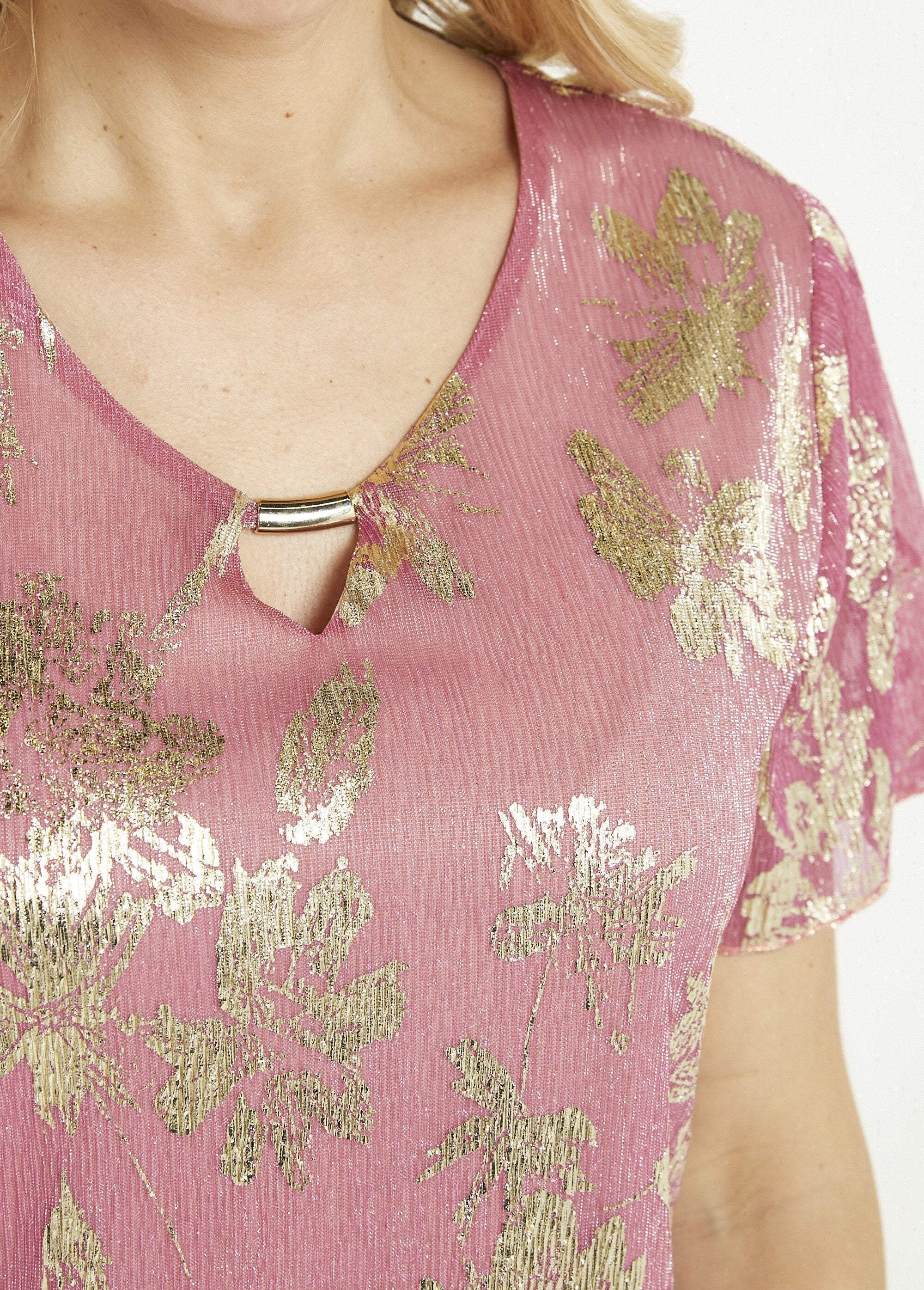 Camiseta_corta_con_estampado_de_follaje_dorado_Rosa_DE1_slim