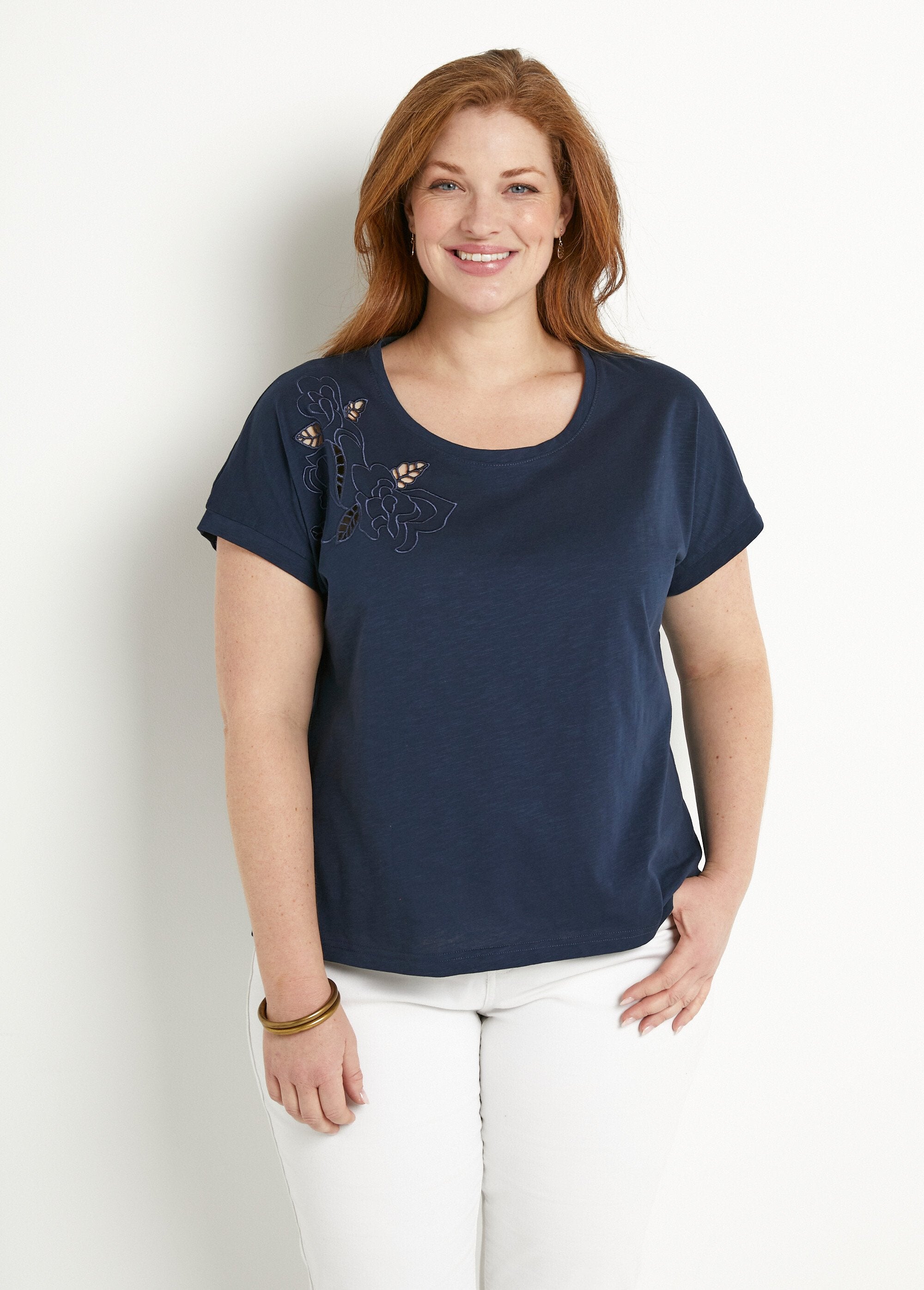 Camiseta_lisa_de_manga_corta_con_bordado_calado_Marina_FA1_curvy