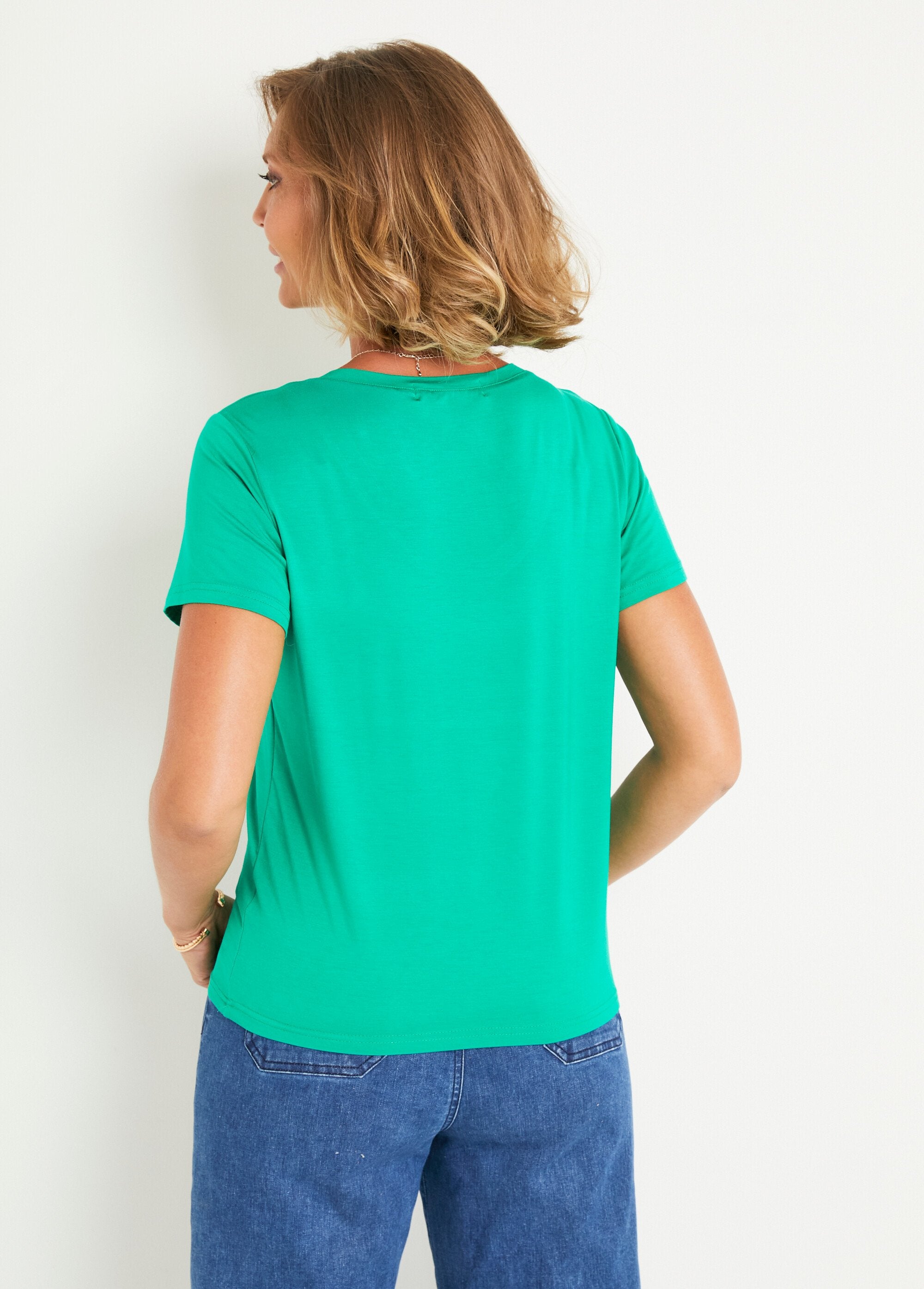 Camiseta_fluida_de_manga_corta_y_cuello_en_V_verde_brillante_DO1_slim