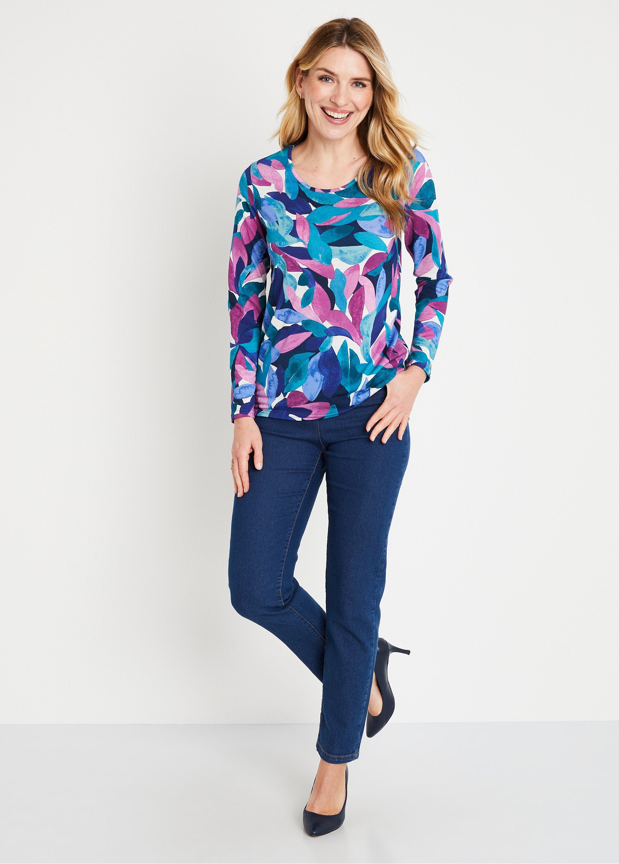 Camiseta_corta_con_estampado_floral_y_cuello_redondo_azul_y_rosa_SF1_slim