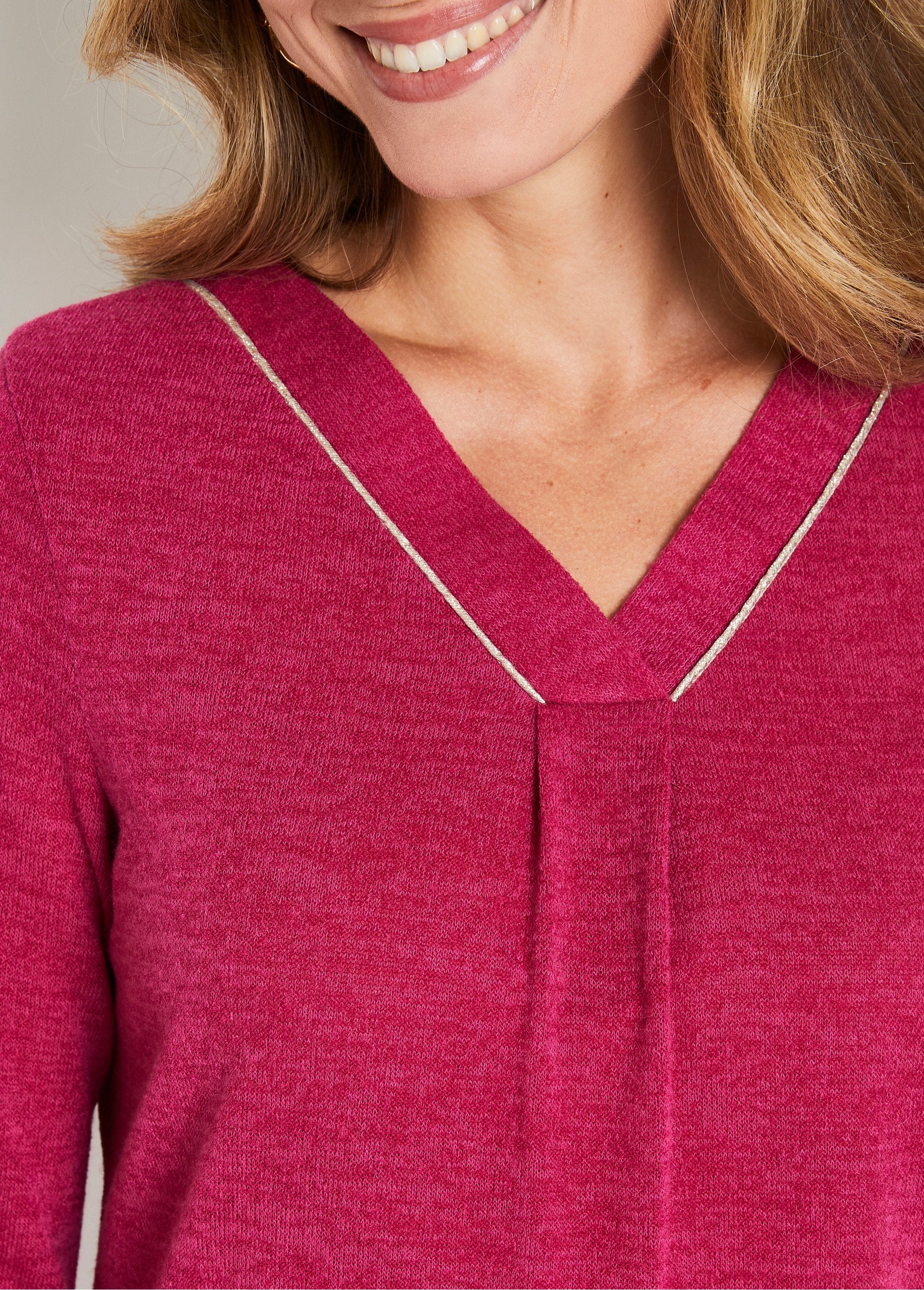 Camiseta_acampanada_de_manga_larga_y_cuello_en_V_grosella_negra_simple_DE1_slim