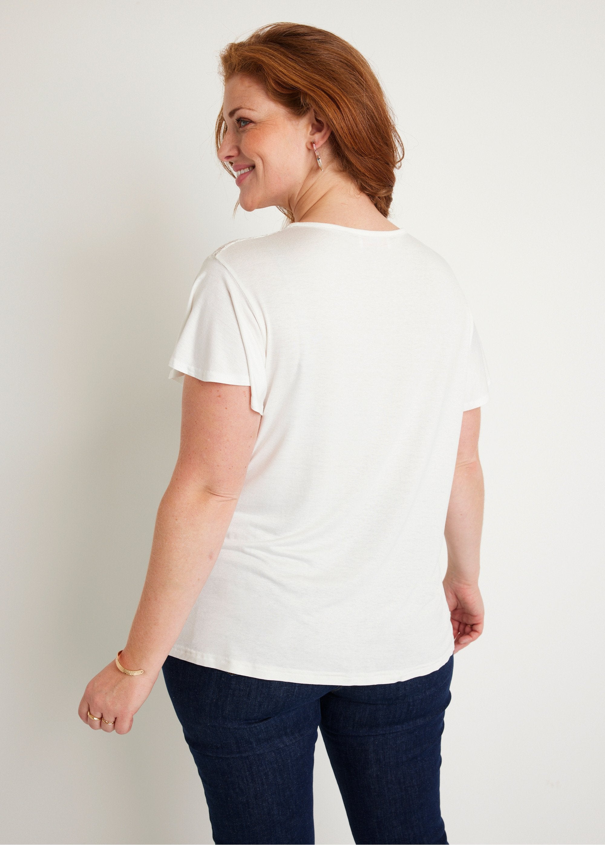Camiseta_de_encaje_de_manga_corta_Blanco,_Blanca_DO1_curvy