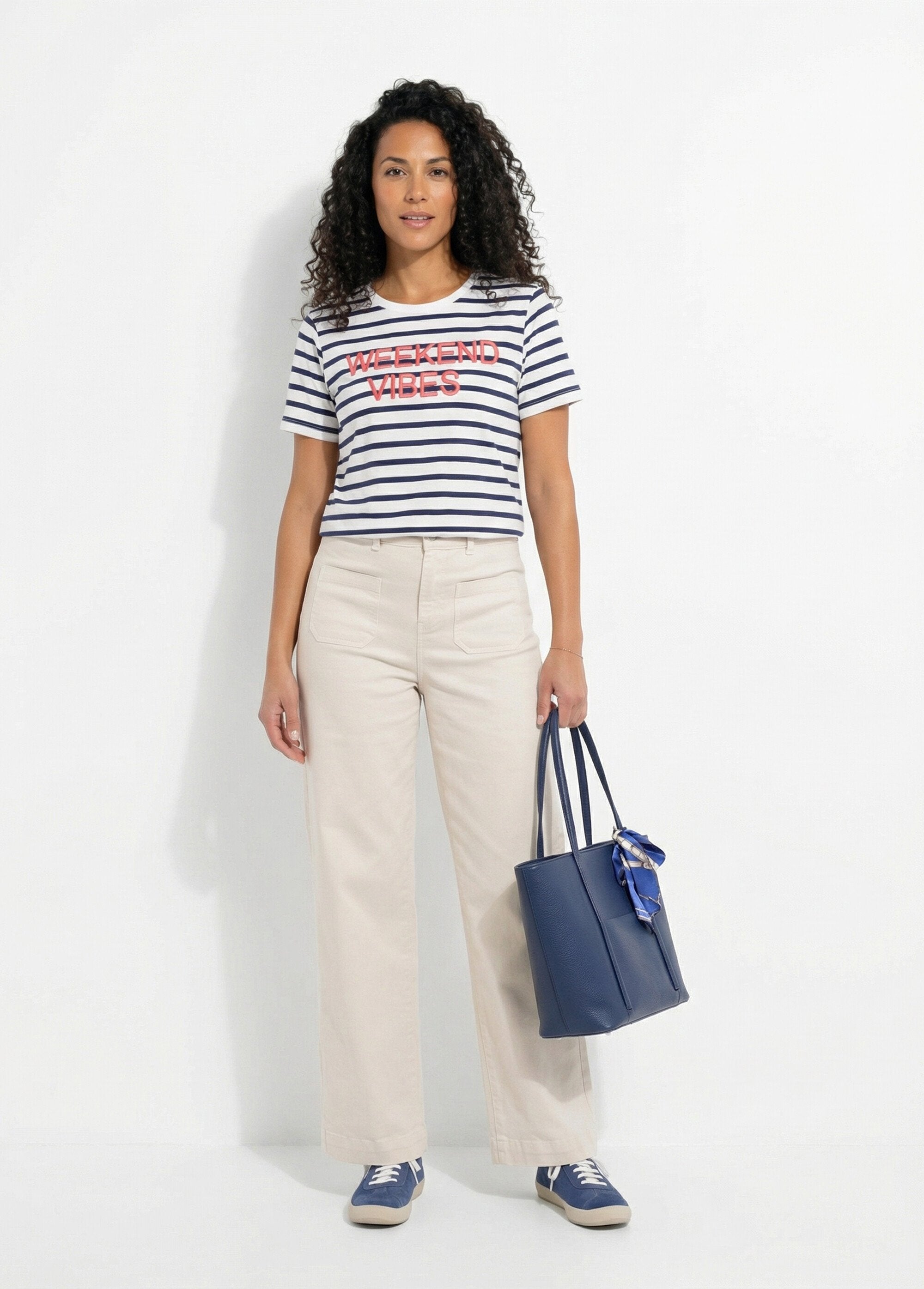 Camiseta_con_mensaje_bordado_y_manga_corta_Blanco_y_azul_marino_SF1_slim