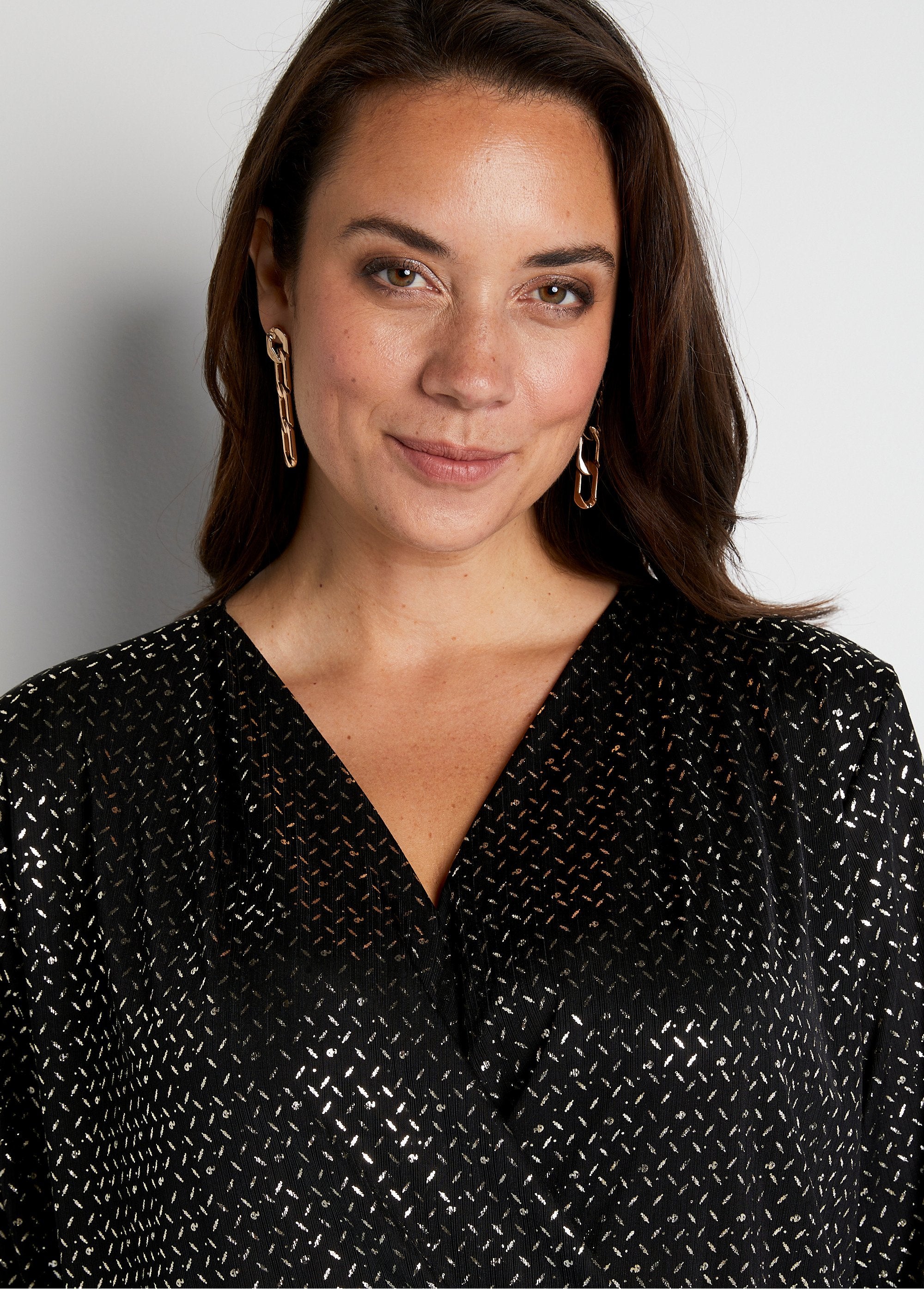 camiseta_cruzada_de_punto_iridiscente_Negro_y_oro_DE1_curvy