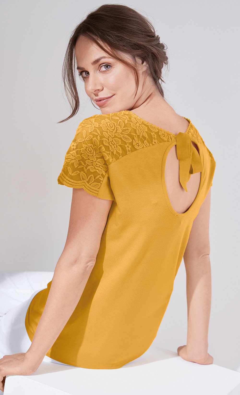 Camiseta_con_cuello_de_pico_y_lazo_de_encaje_y_cinta_Miel_DO1_slim