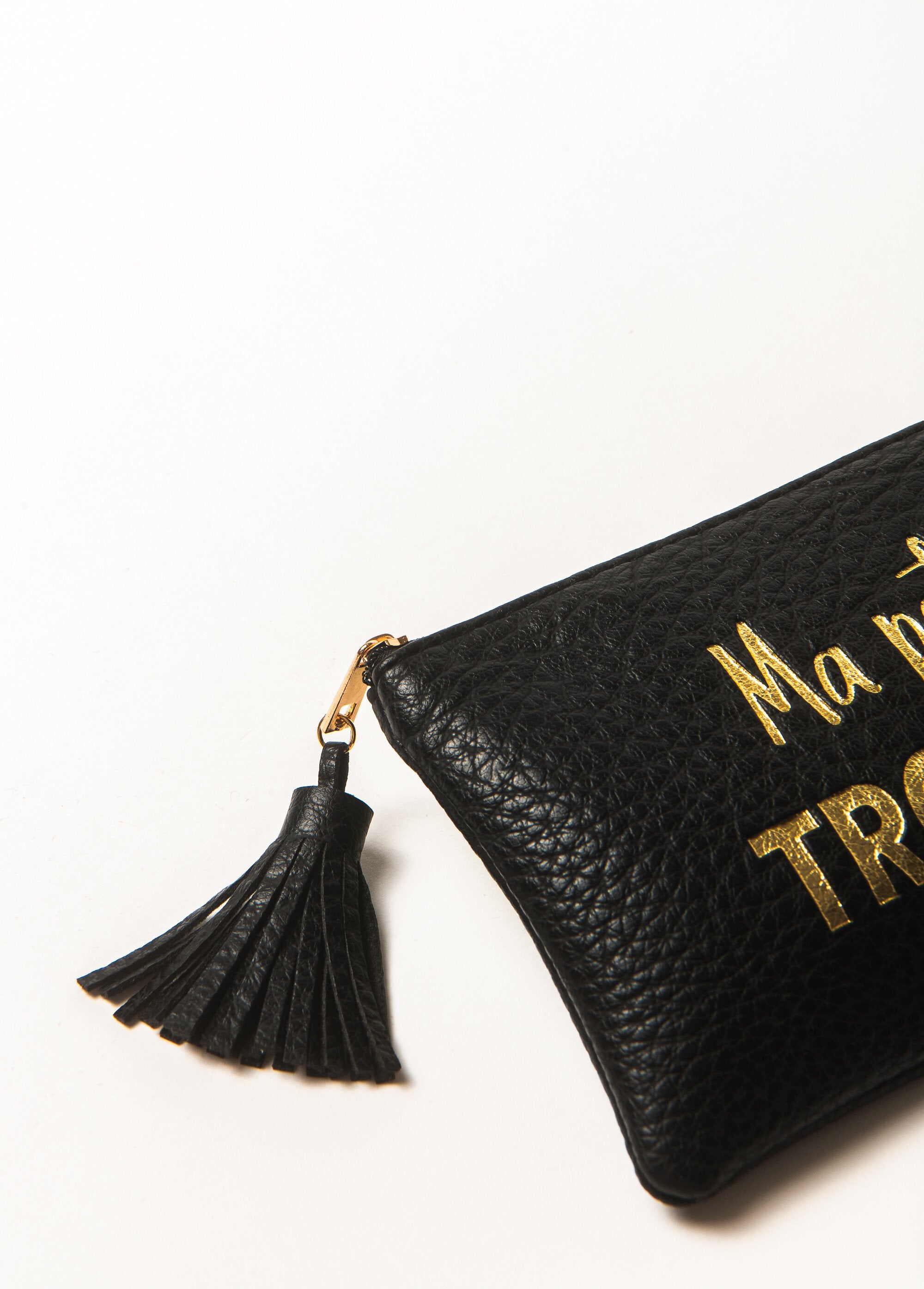 Estuche_efecto_piel_con_pompón_y_mensaje_Negro_DE2_slim