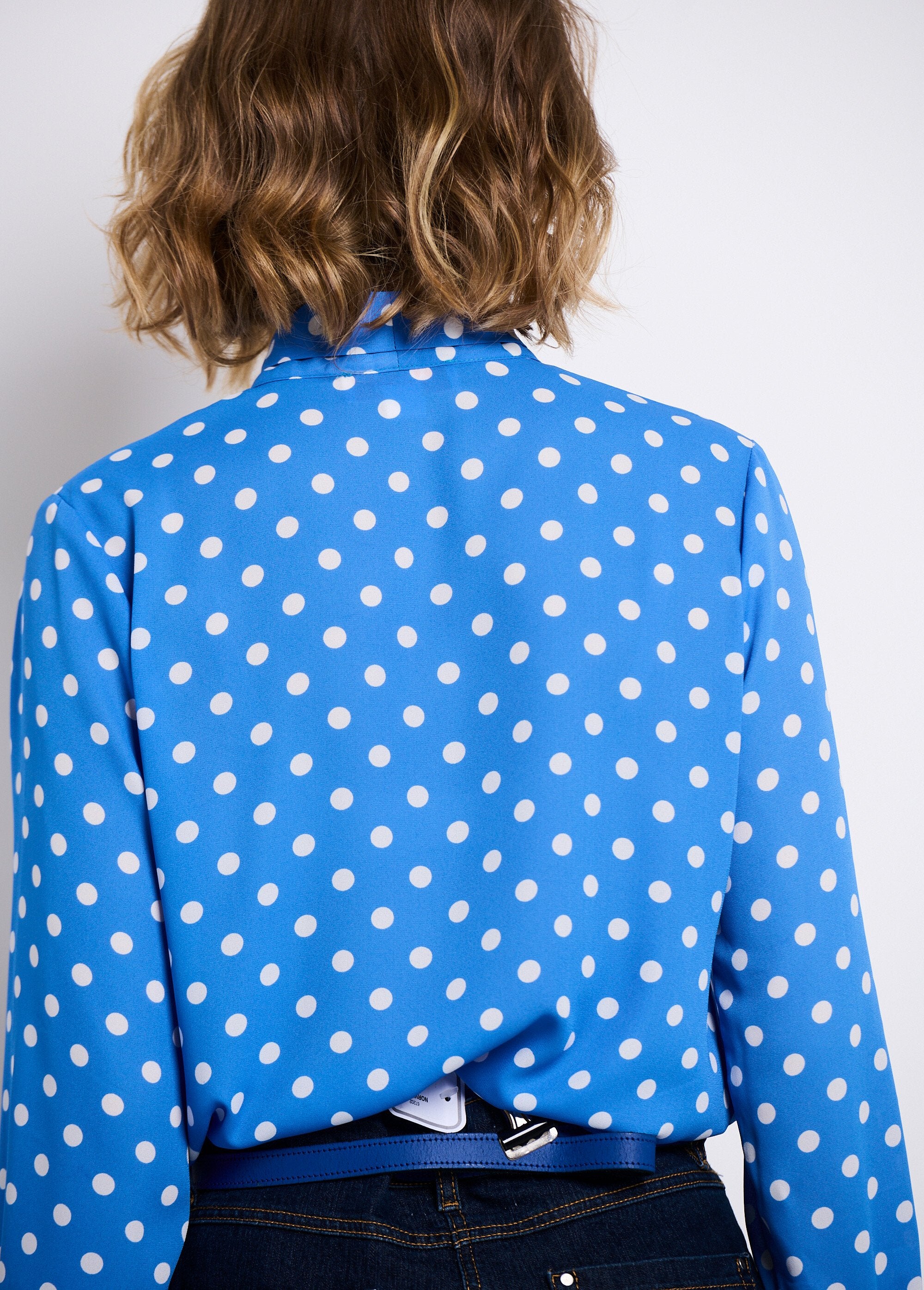 Túnica_fluida_con_cuello_de_lazo,_lisa_o_de_lunares_Azul_y_blanco_DO2_slim