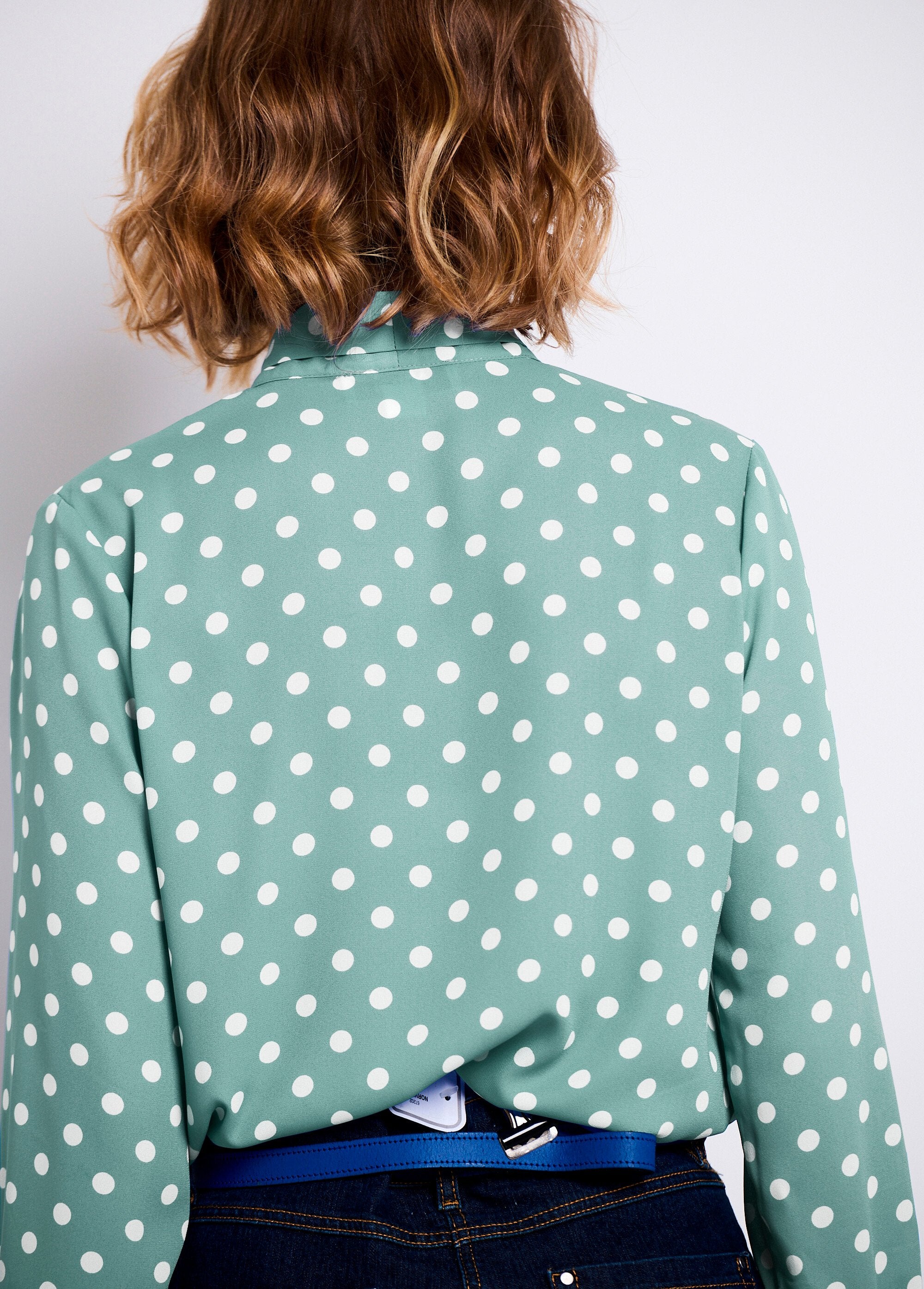 Túnica_fluida_con_cuello_de_lazo,_lisa_o_de_lunares_verde_y_blanco_DO2_slim