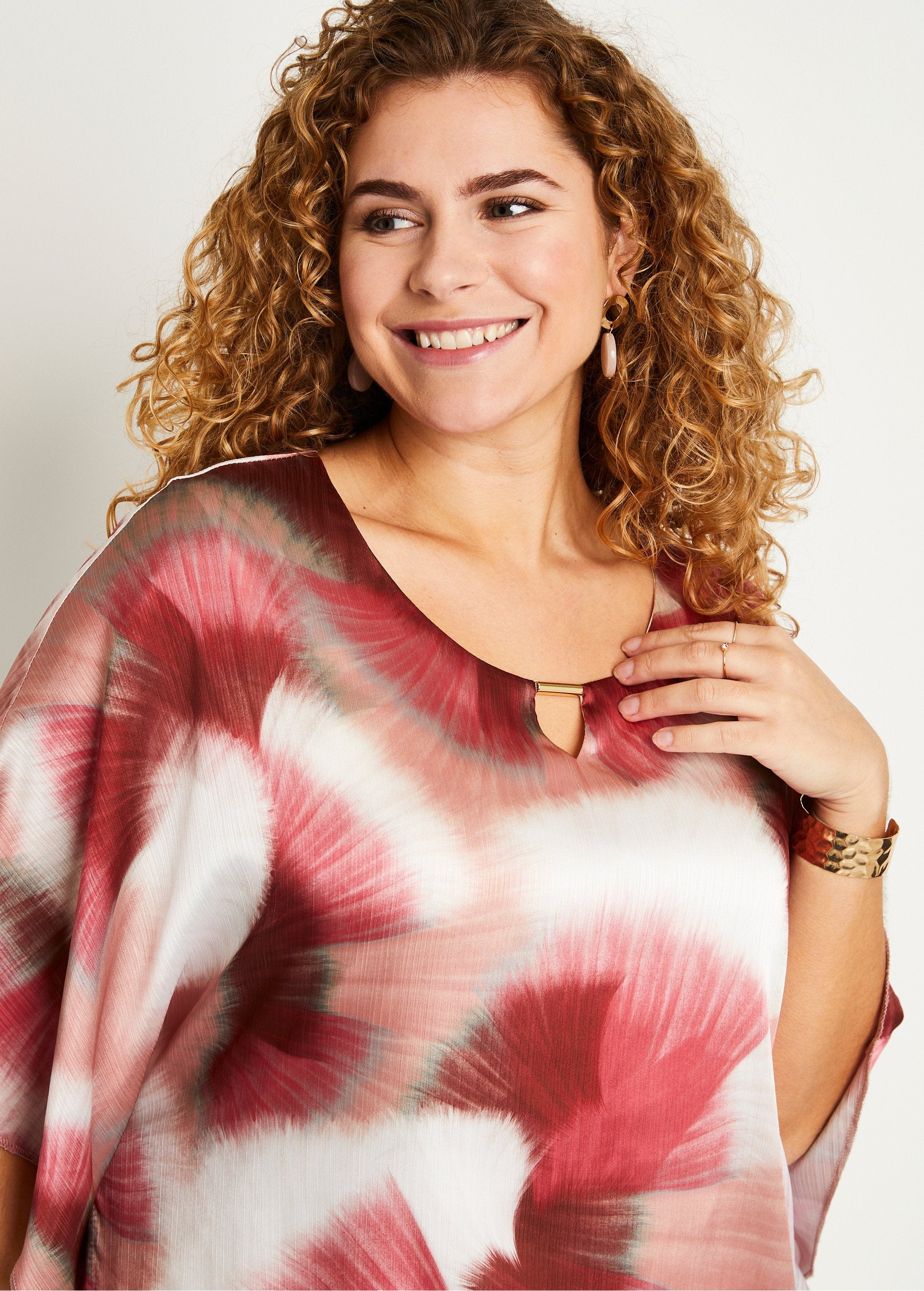 Túnica_larga_holgada_con_estampado_tie_&_tinte_Rosa_y_crudo_DE1_curvy