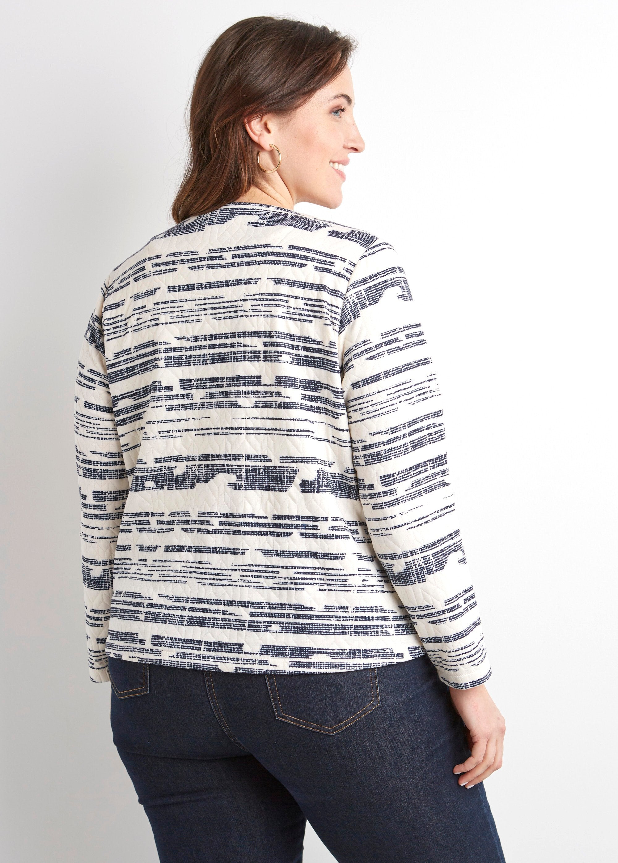 Chaqueta_corta_sin_cuello_con_cremallera_iridiscente_Crudo_y_marino_DO1_curvy