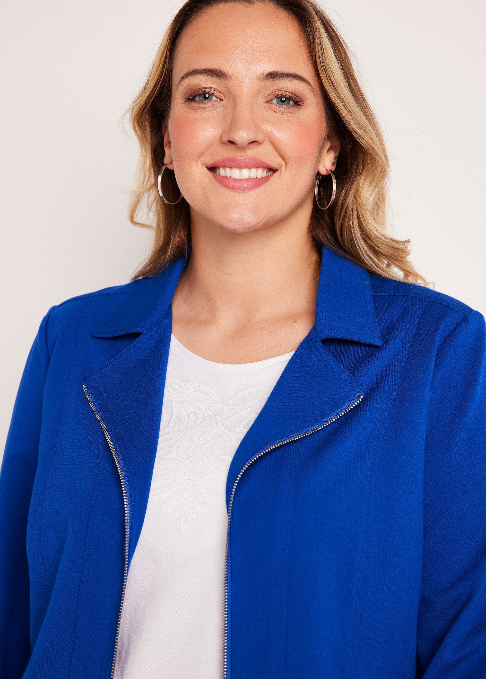 Chaqueta_corta_recta_con_cremallera_de_punto_Milano_azul_duro_DE1_curvy