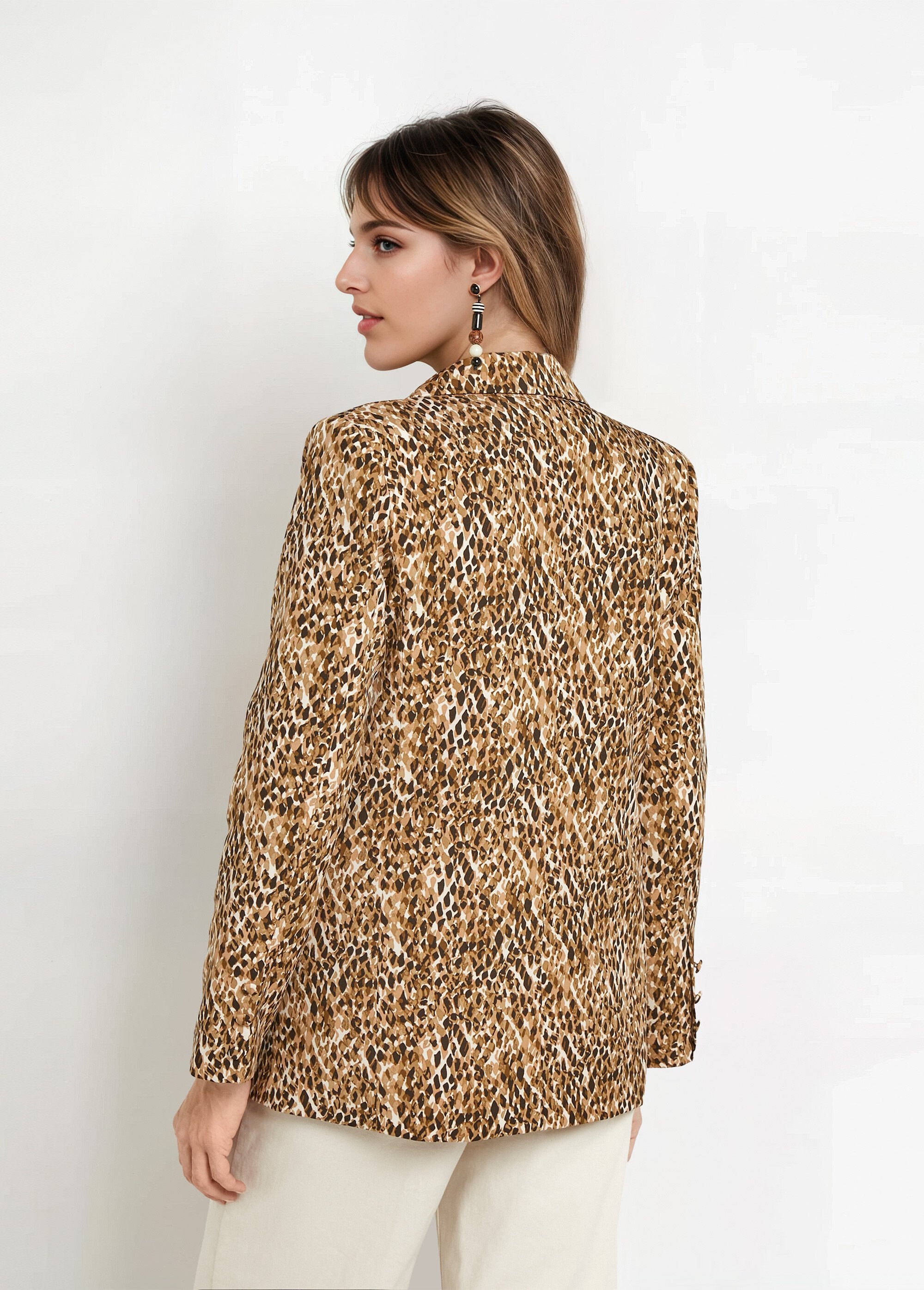 Chaqueta_con_estampado_artístico_y_cuello_sastre_Estampados_de_camellos_DO1_slim