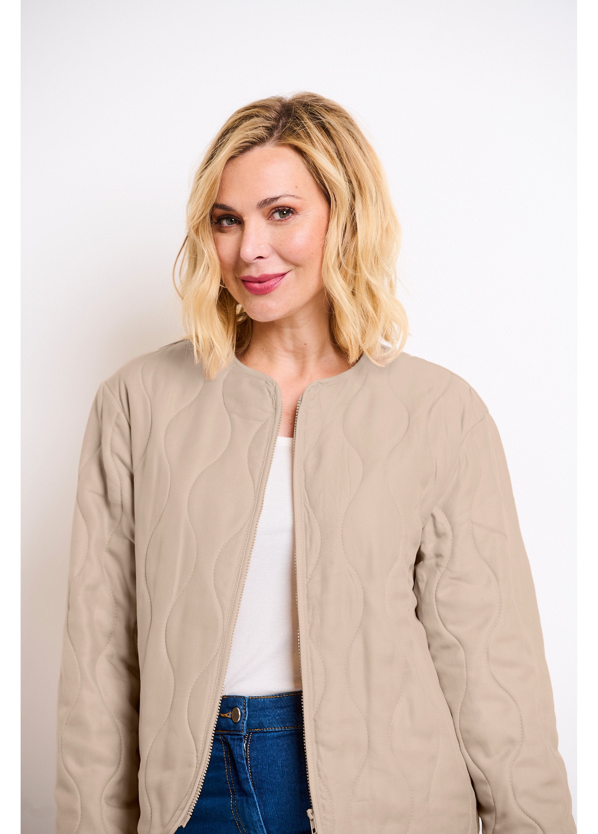 Chaqueta_corta_lisa_acolchada_con_cremallera_y_cuello_redondo_Beige_DE1_slim