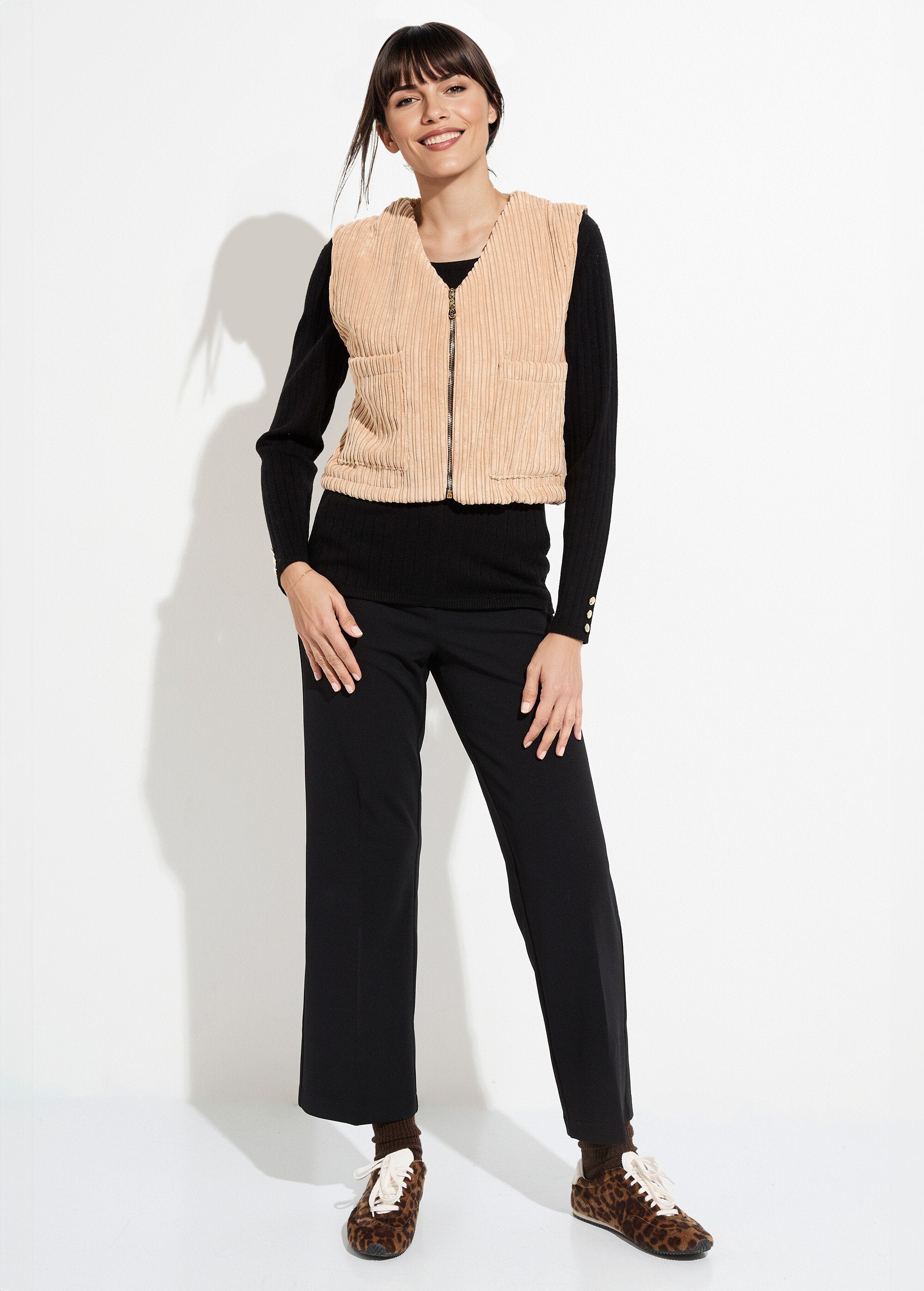 Chaqueta_de_terciopelo_sin_mangas_con_cuello_en_V_y_cremallera_camello_SF1_slim