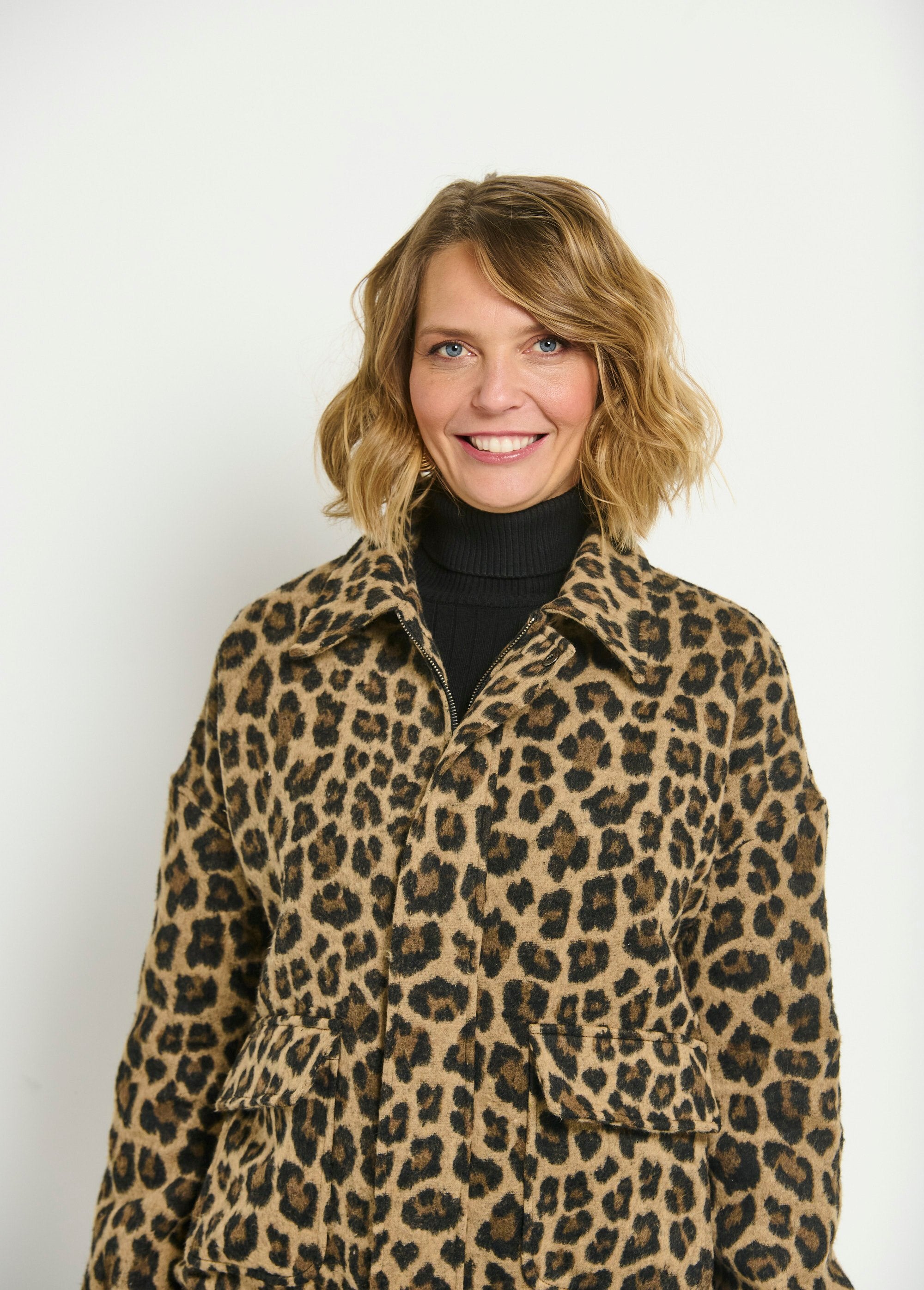 Chaqueta_con_cremallera_y_bolsillos_de_parche_con_estampado_de_leopardo_Leopardo_DE1_slim