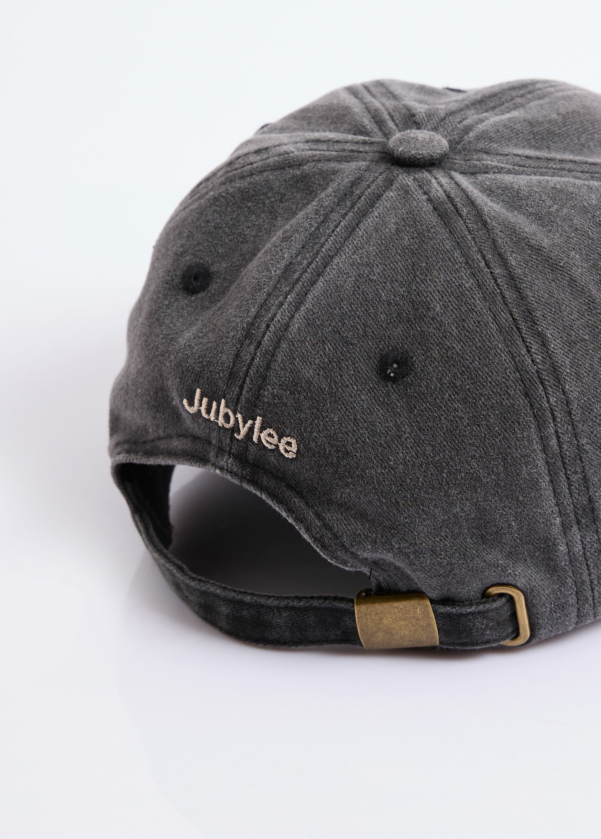 Gorra_de_mezclilla_usada_con_bordado_de_corazón_Gris_DE1_slim