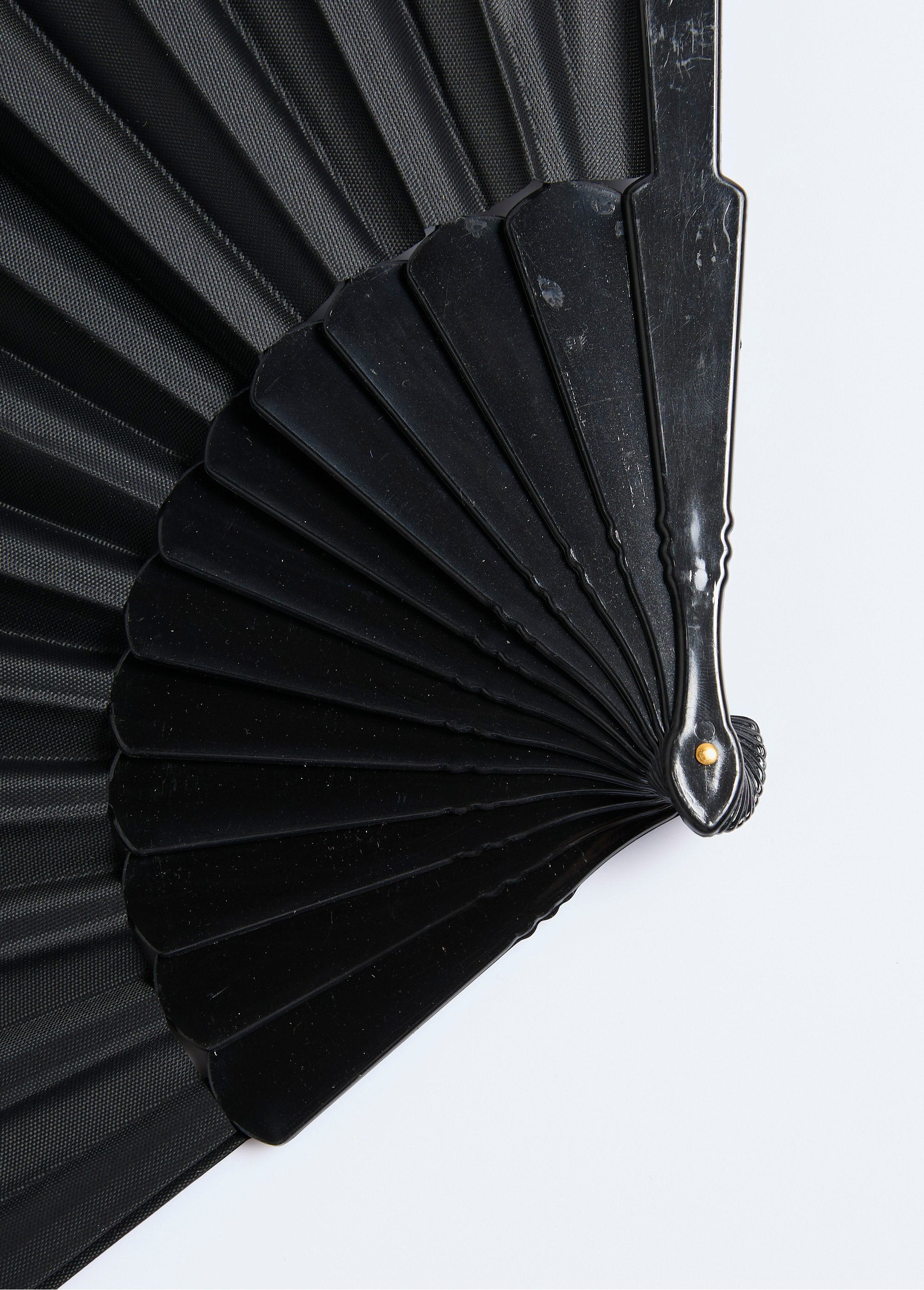 Abanico_y_bolsa_de_organza_Negro_DE1_slim