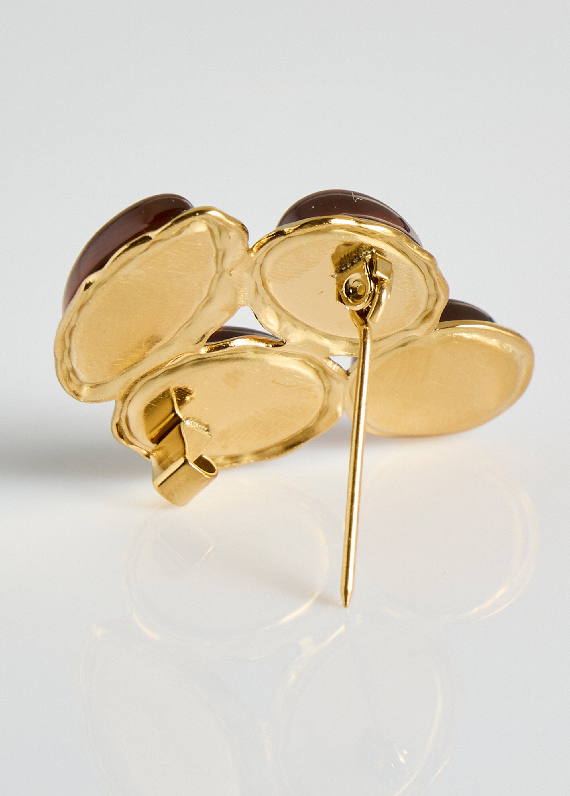 Broche_de_acero_inoxidable_con_cabujones_de_resina._Castaño_DE1_slim