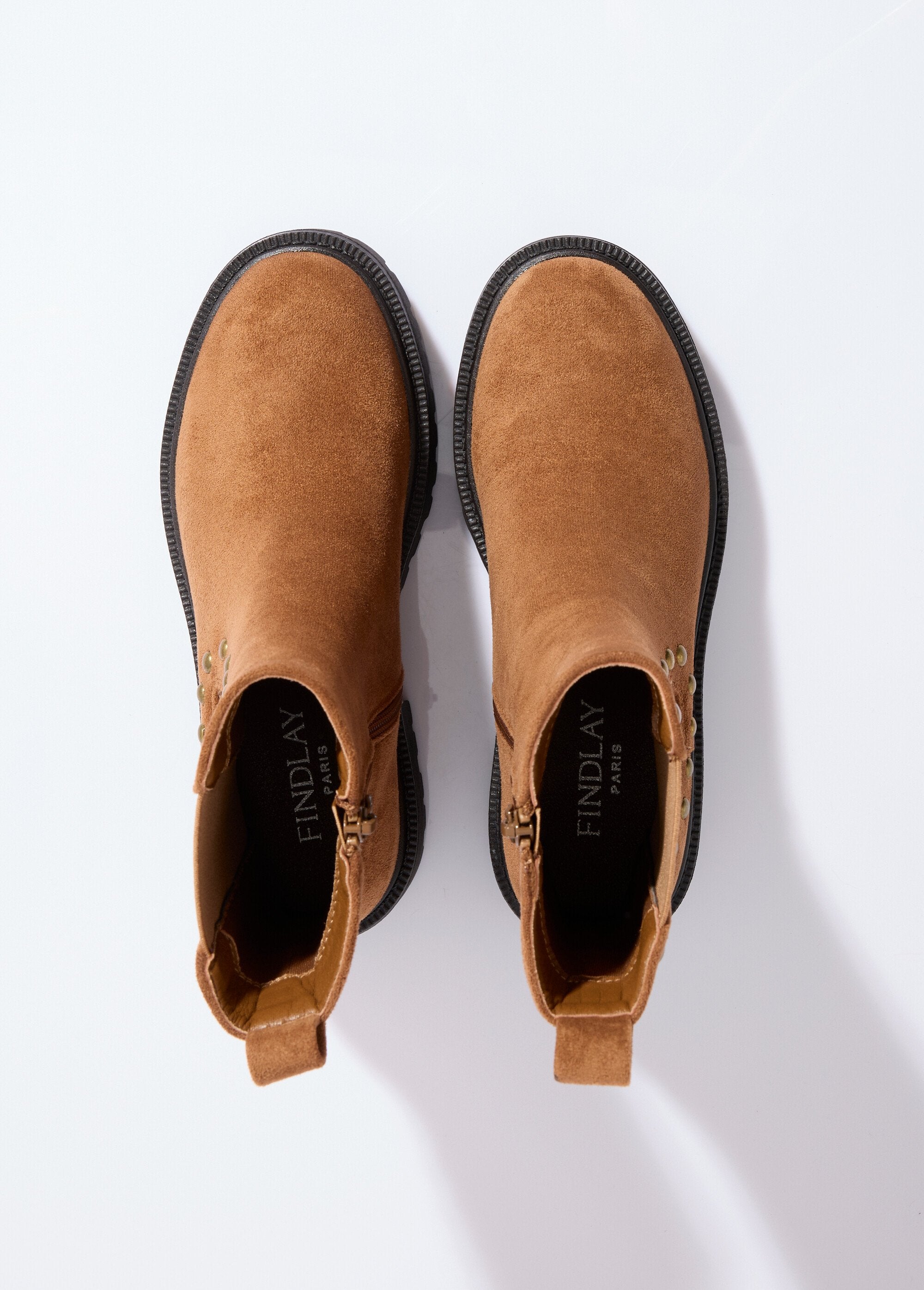 Botines_Chelsea_de_ante_con_tachuelas_metálicas_camello_OV1_slim