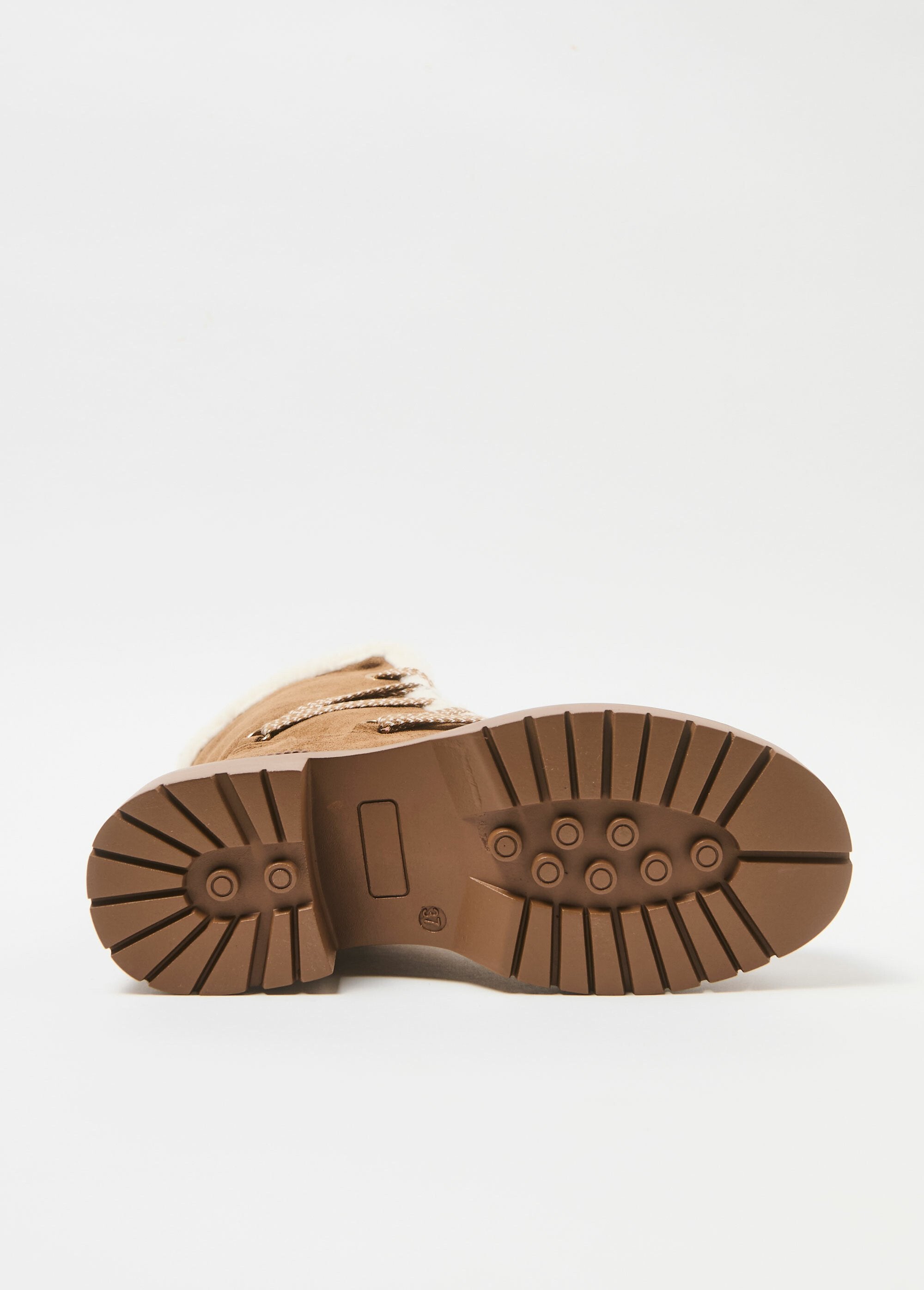Botas_de_cordones_con_suela_gruesa_camello_UN1_slim
