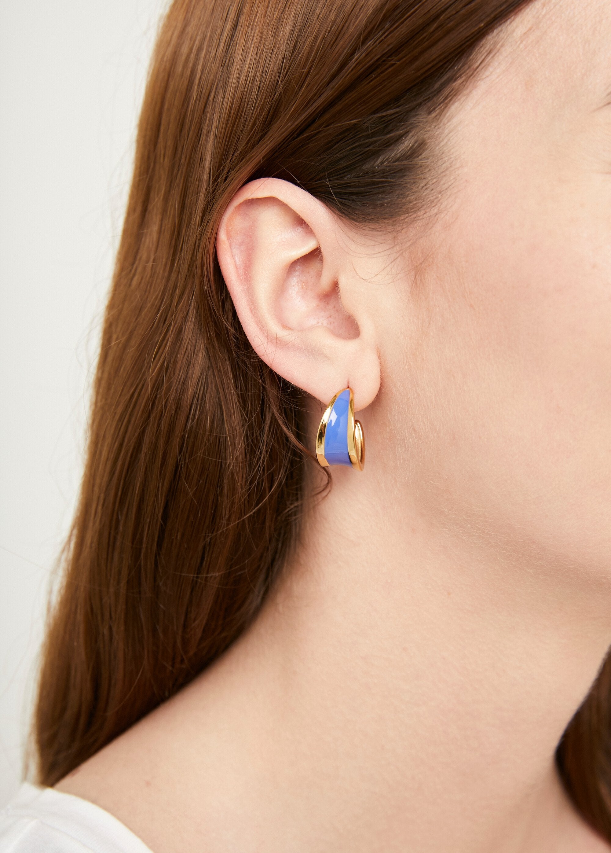 Boucles_d'oreille_créoles_émail_et_acier_Dore_et_bleu_FA1_slim