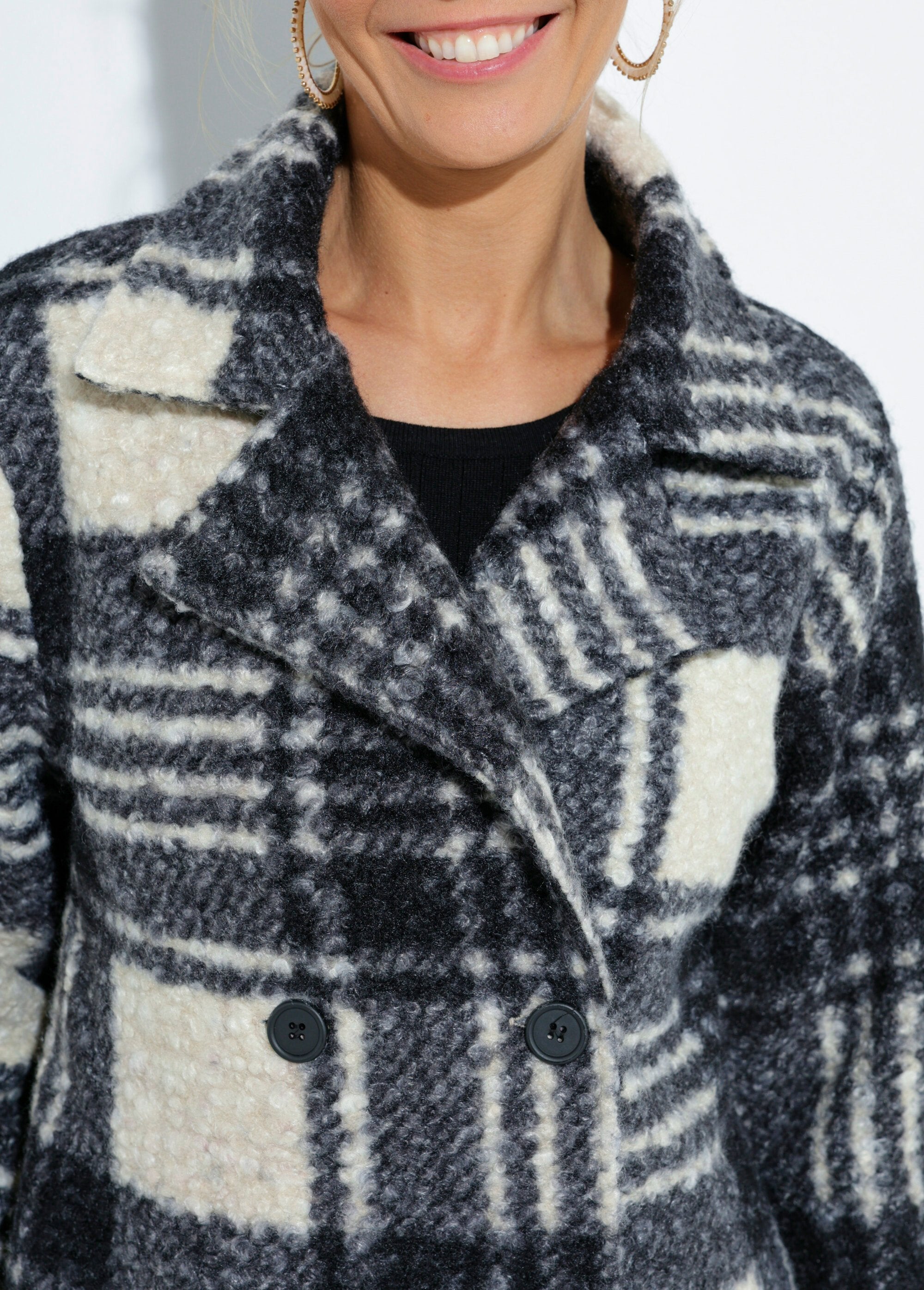 Chaquetón_largo_a_cuadros_estilo_lana_bouclé_Negro_y_crudo_DE1_slim