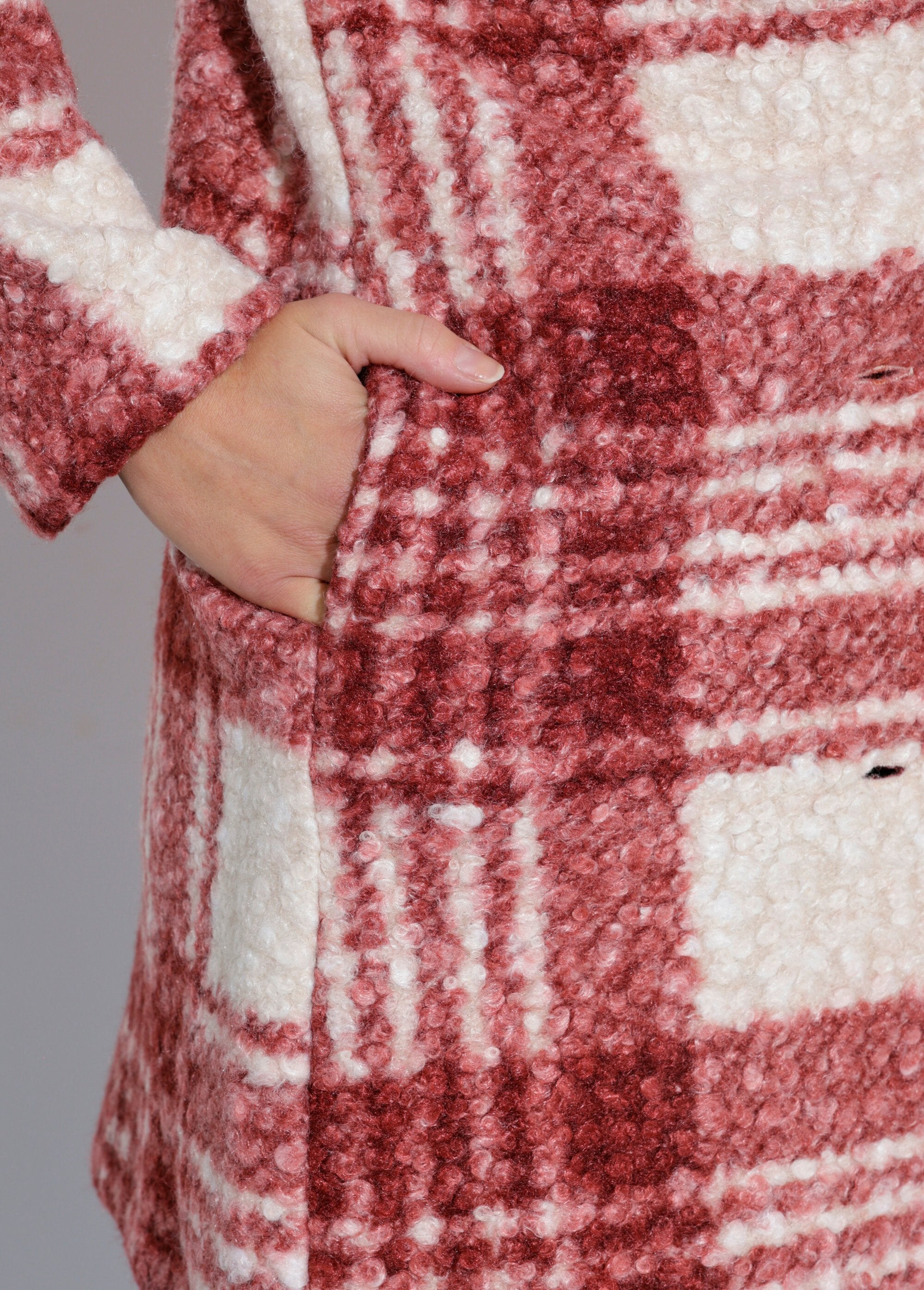 Chaquetón_largo_a_cuadros_estilo_lana_bouclé_Ladrillo_y_crudo_DE2_slim