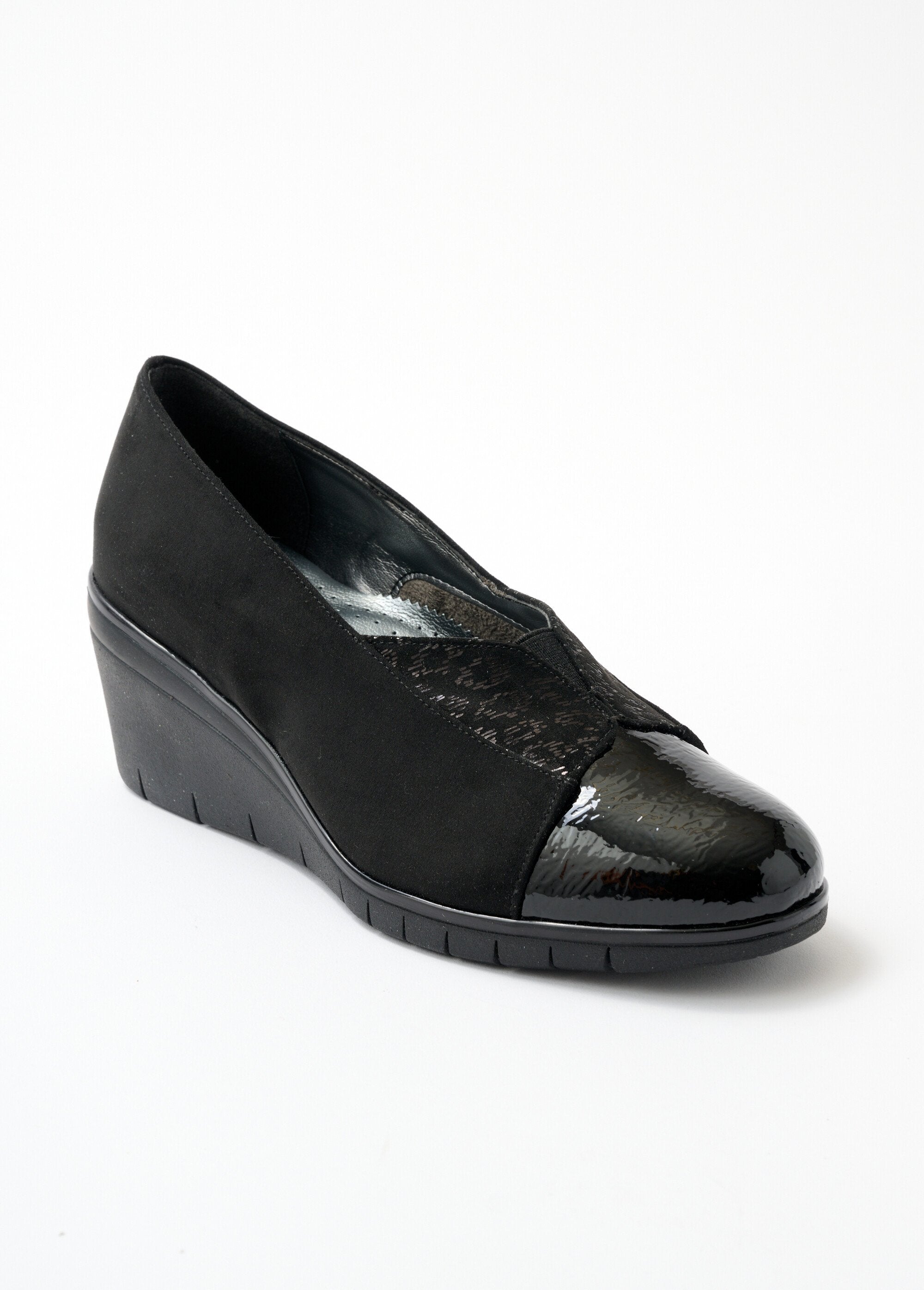 Zapato_urbano_con_cuña_ancha_y_confort._Negro_FA1_slim