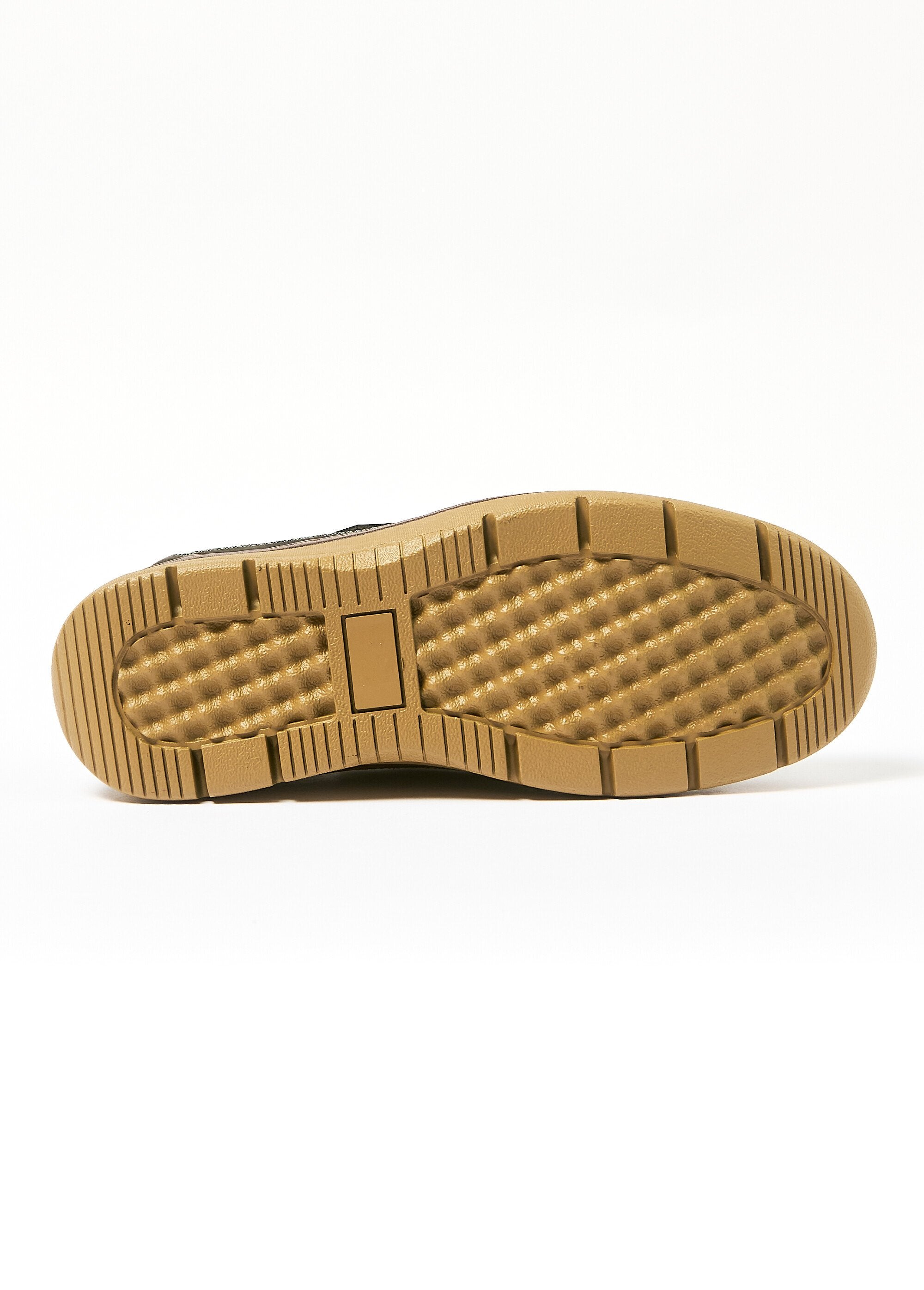 Zapatos_náuticos_de_piel_con_laterales_elásticos_Negro_UN1_slim