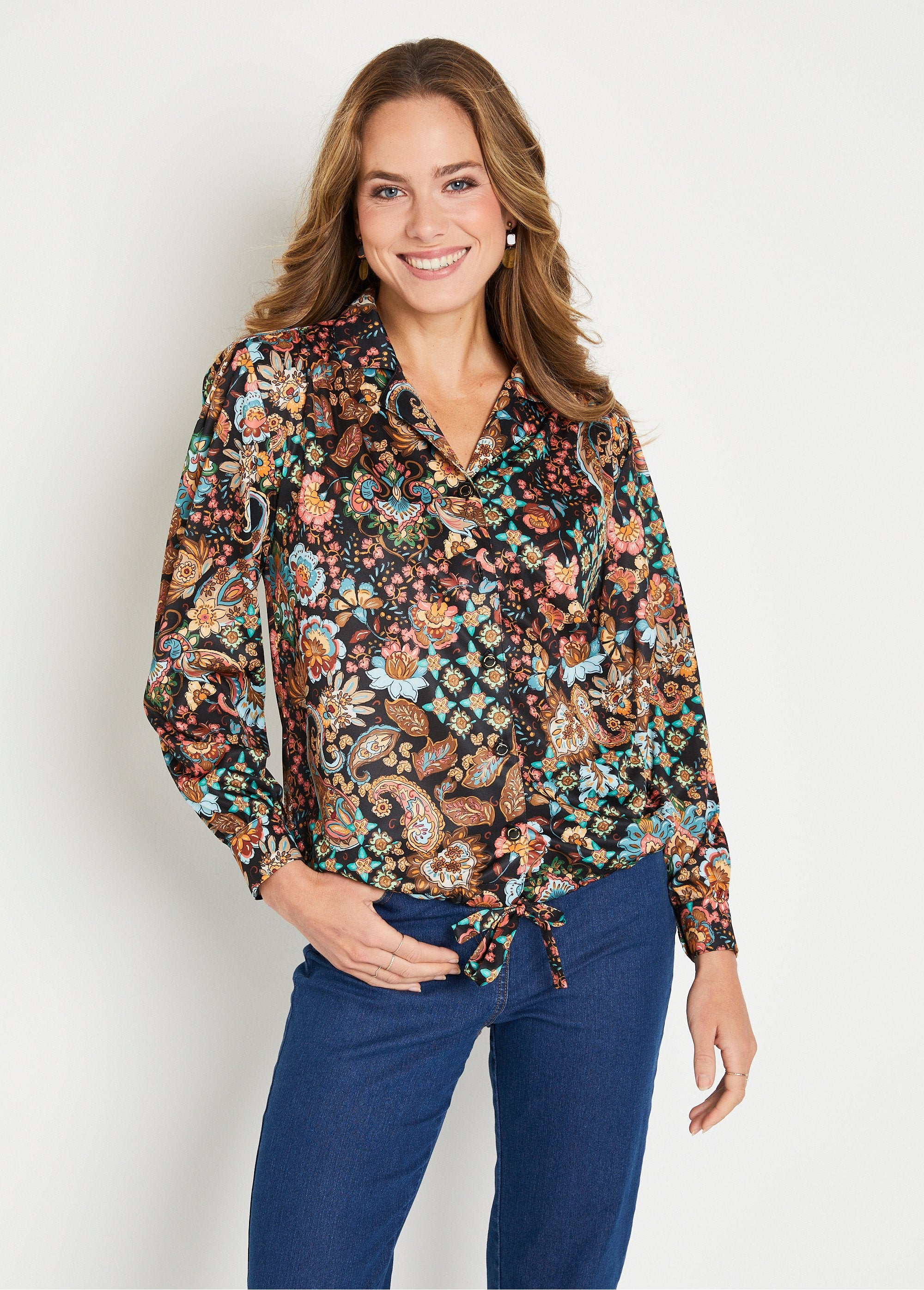 Blusa_corta_estampada_con_cuello_sastre_Noir_et_marron_FA1_slim