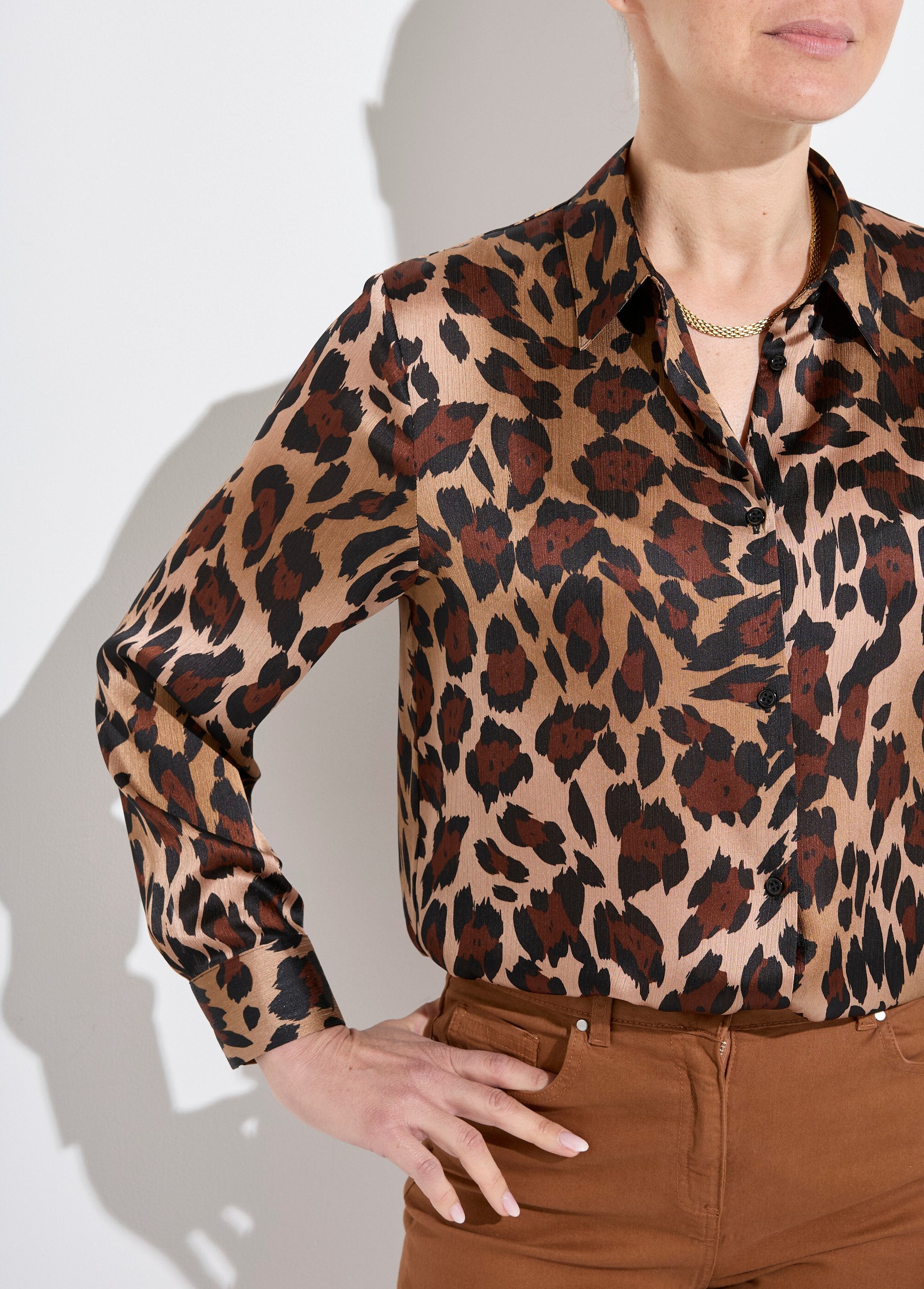 Blusa_de_satén_de_manga_larga_con_botones_Estampado_marrón_DE1_slim