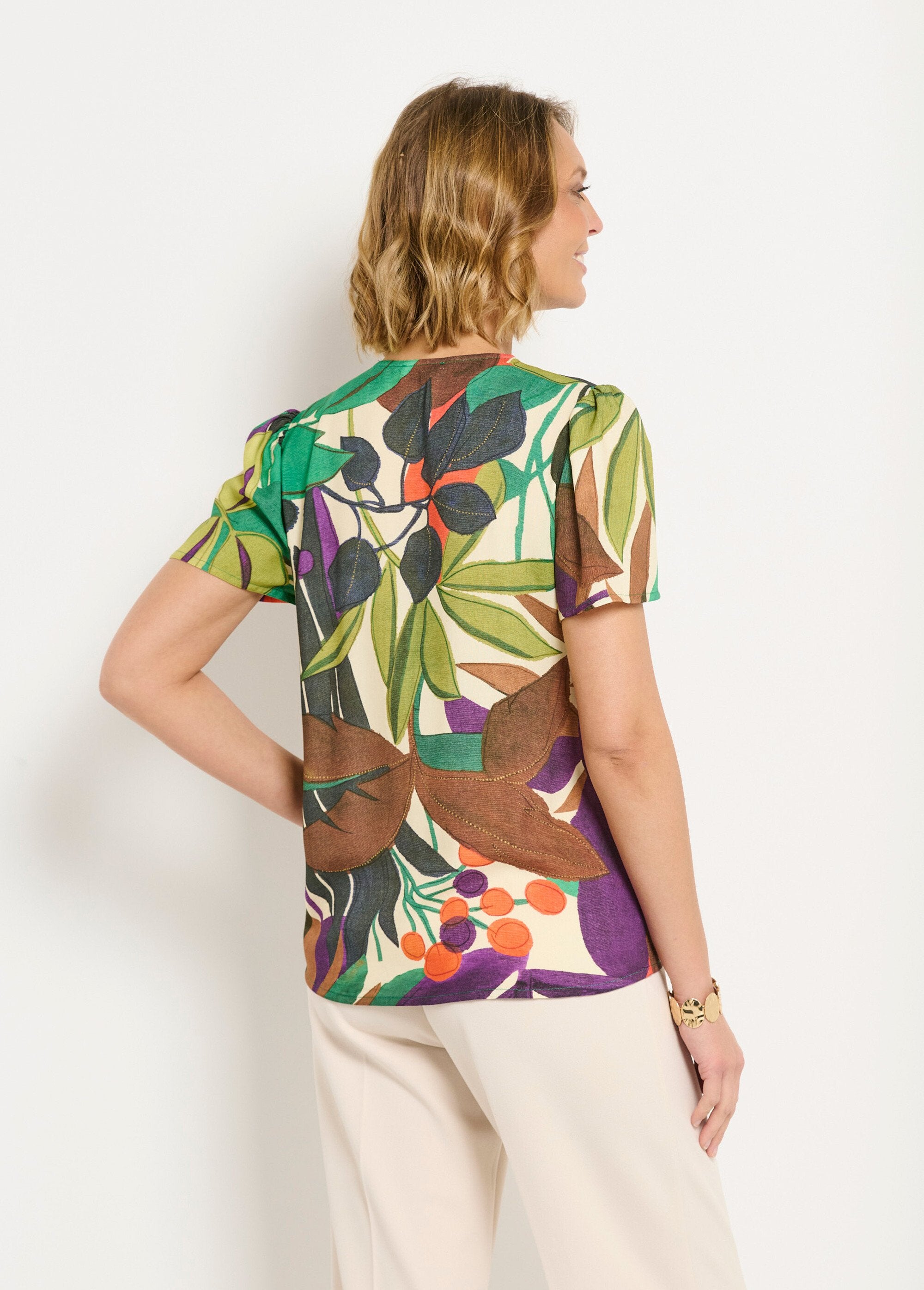 Blusa_de_manga_corta_con_cuello_en_V_y_estampado_de_plantas_Multicolor_DO1_slim