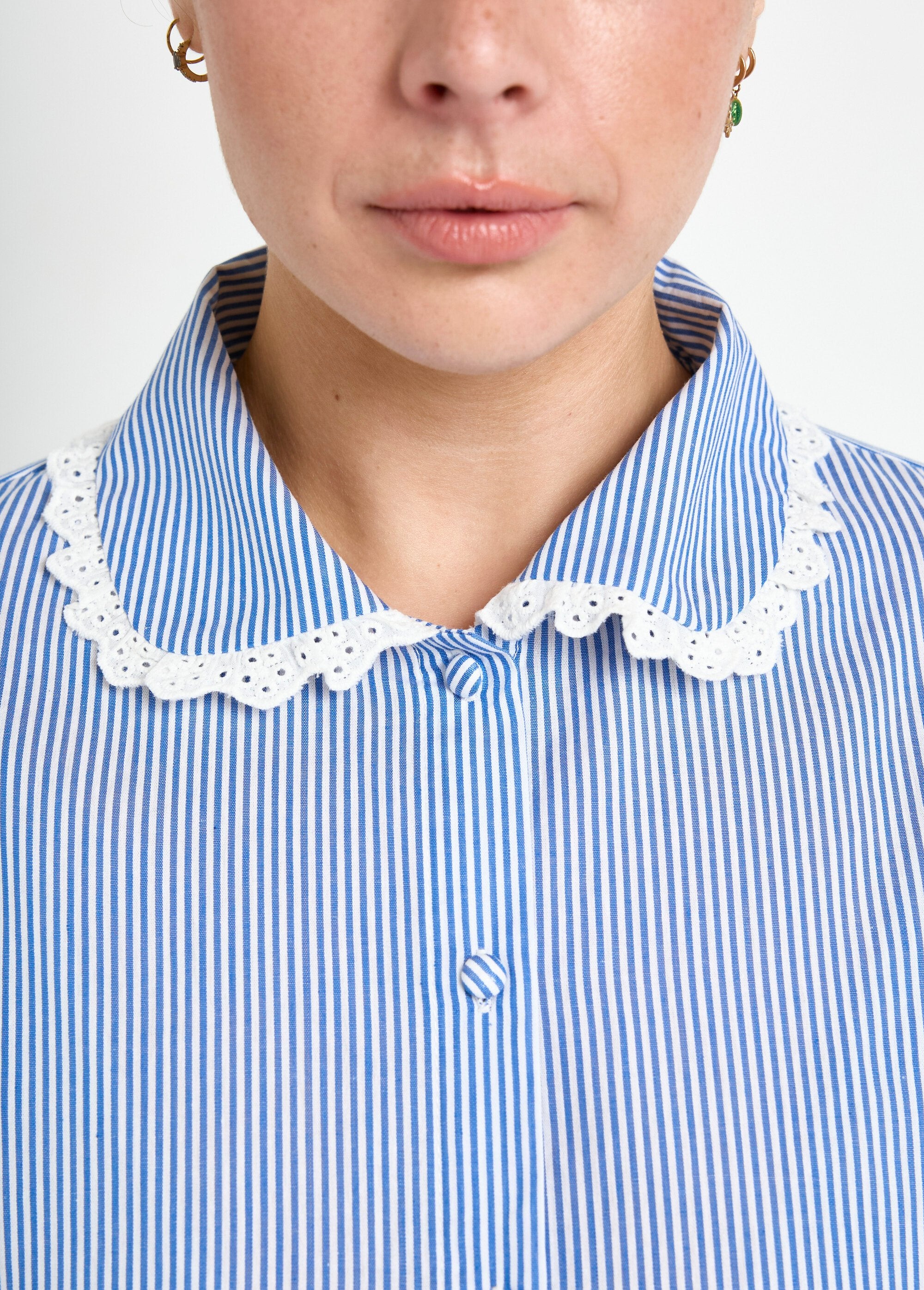Blusa_con_detalles_de_encaje_y_cuello_redondo._Rayas_azules__DE2_curvy
