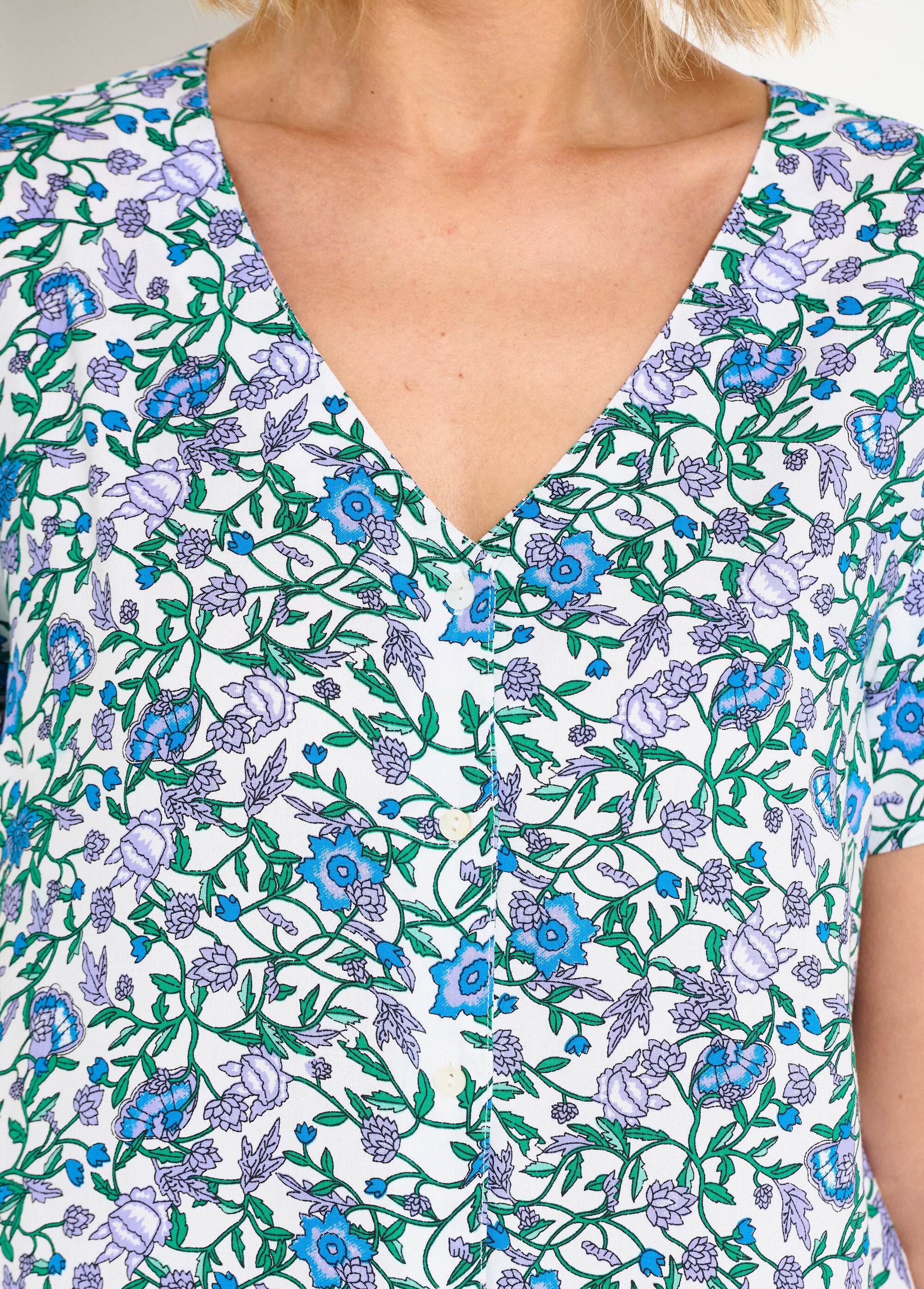 Blusa_floral_de_manga_corta_con_cuello_en_V_diablillo_verde_DE1_slim