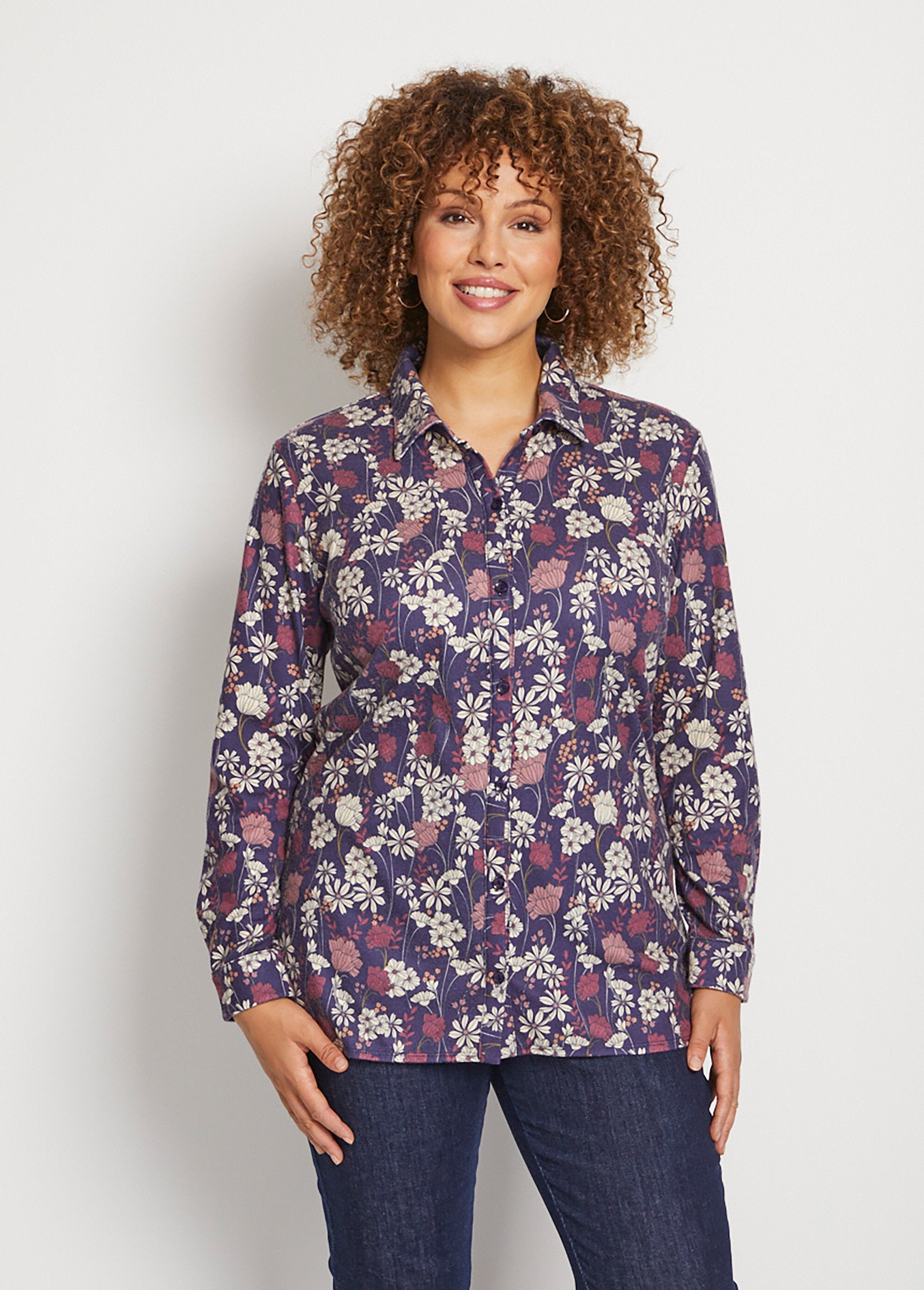 Blusa_de_punto_cálida_con_flores_fondo_marino_FA1_curvy