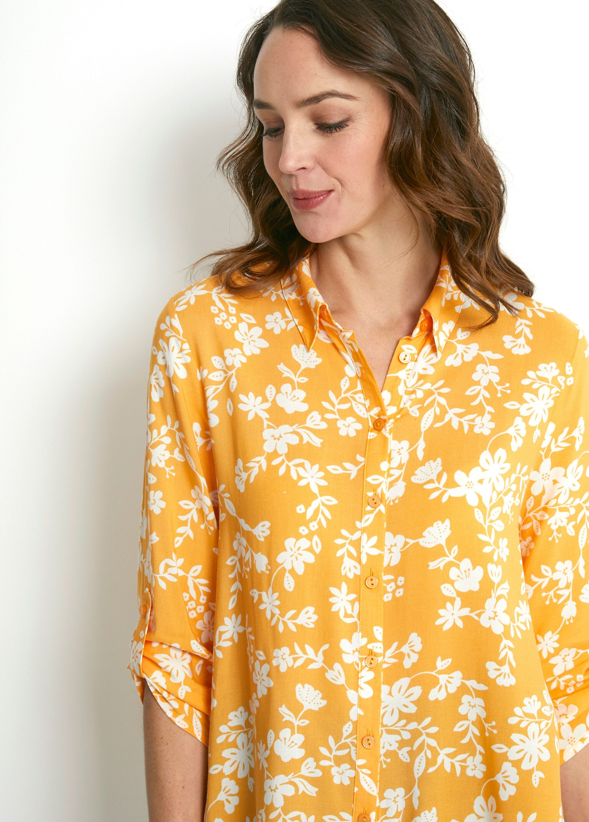 Blusa_estampada_manga_3/4_espalda_larga_amarillo_y_blanco_DE1_slim