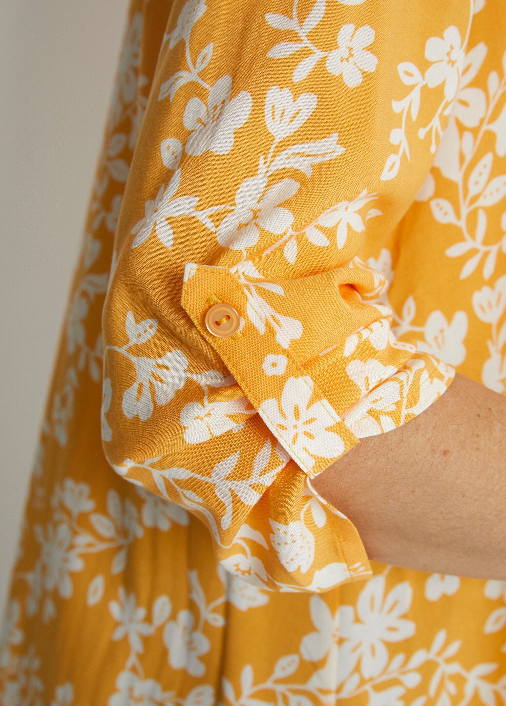 Blusa_estampada_manga_3/4_espalda_larga_amarillo_y_blanco_DE2_slim