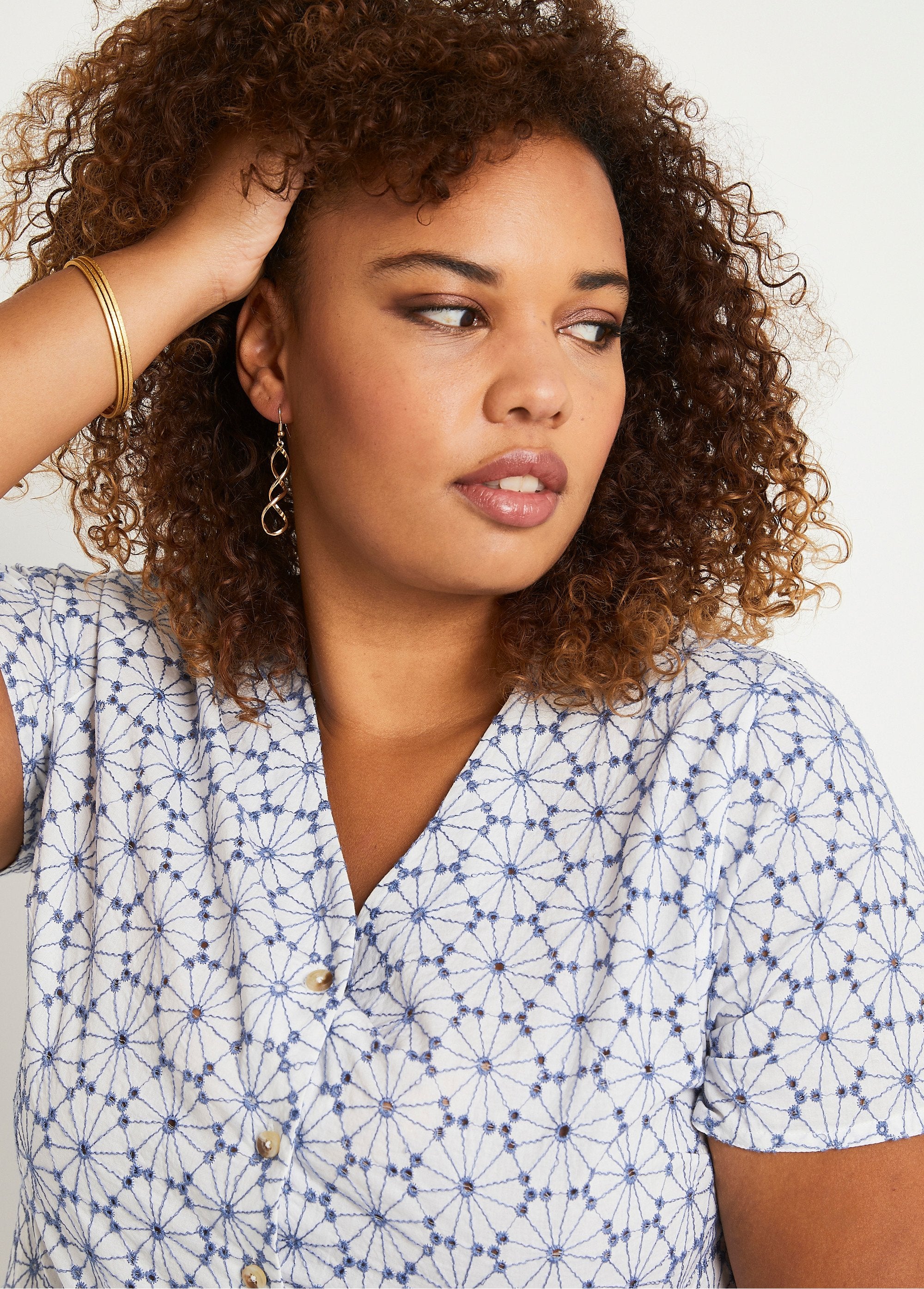 Blusa_larga_bordada_con_cuello_en_V_blanco_y_azul_DE2_curvy