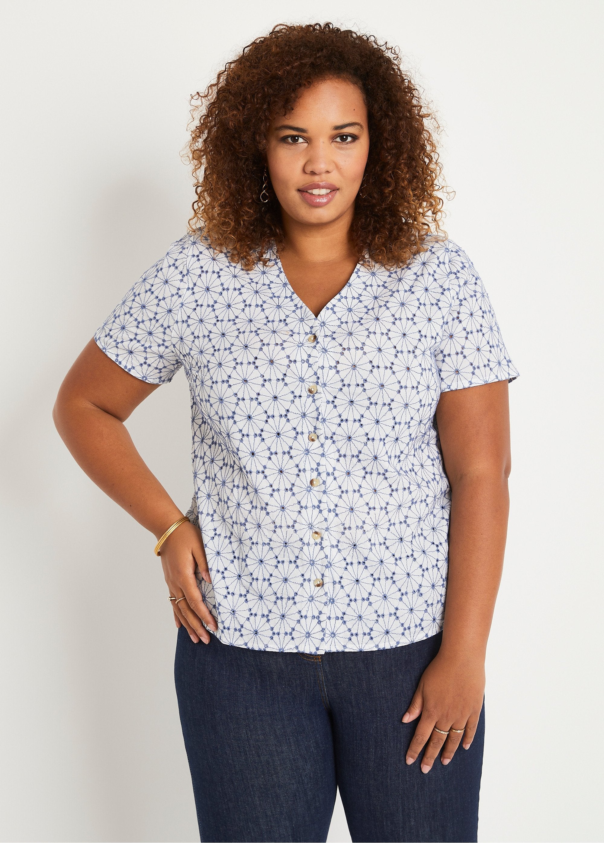 Blusa_larga_bordada_con_cuello_en_V_blanco_y_azul_FA2_curvy