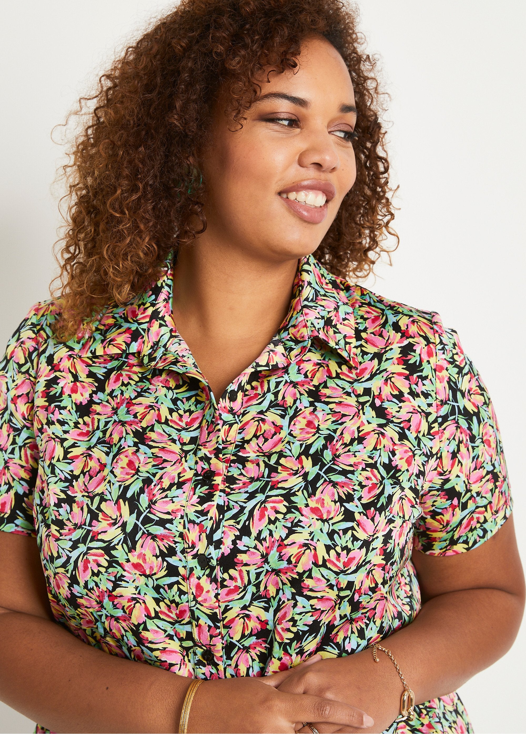 Blusa_de_raso_floral_de_manga_corta_verde_y_rosa_DE1_curvy