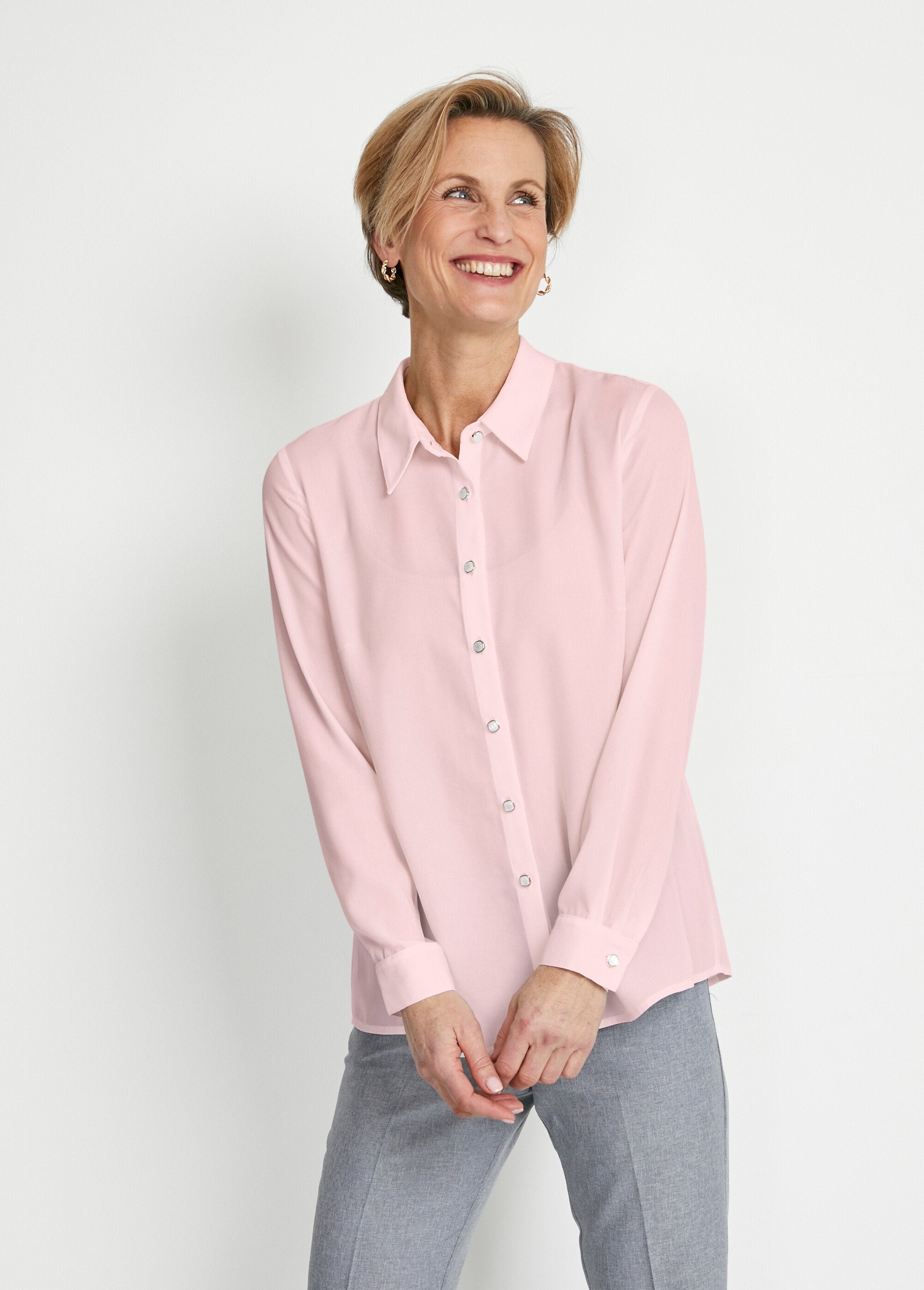 Blusa_plisada_con_botones_joya_en_la_espalda._Rosa_FA1_slim