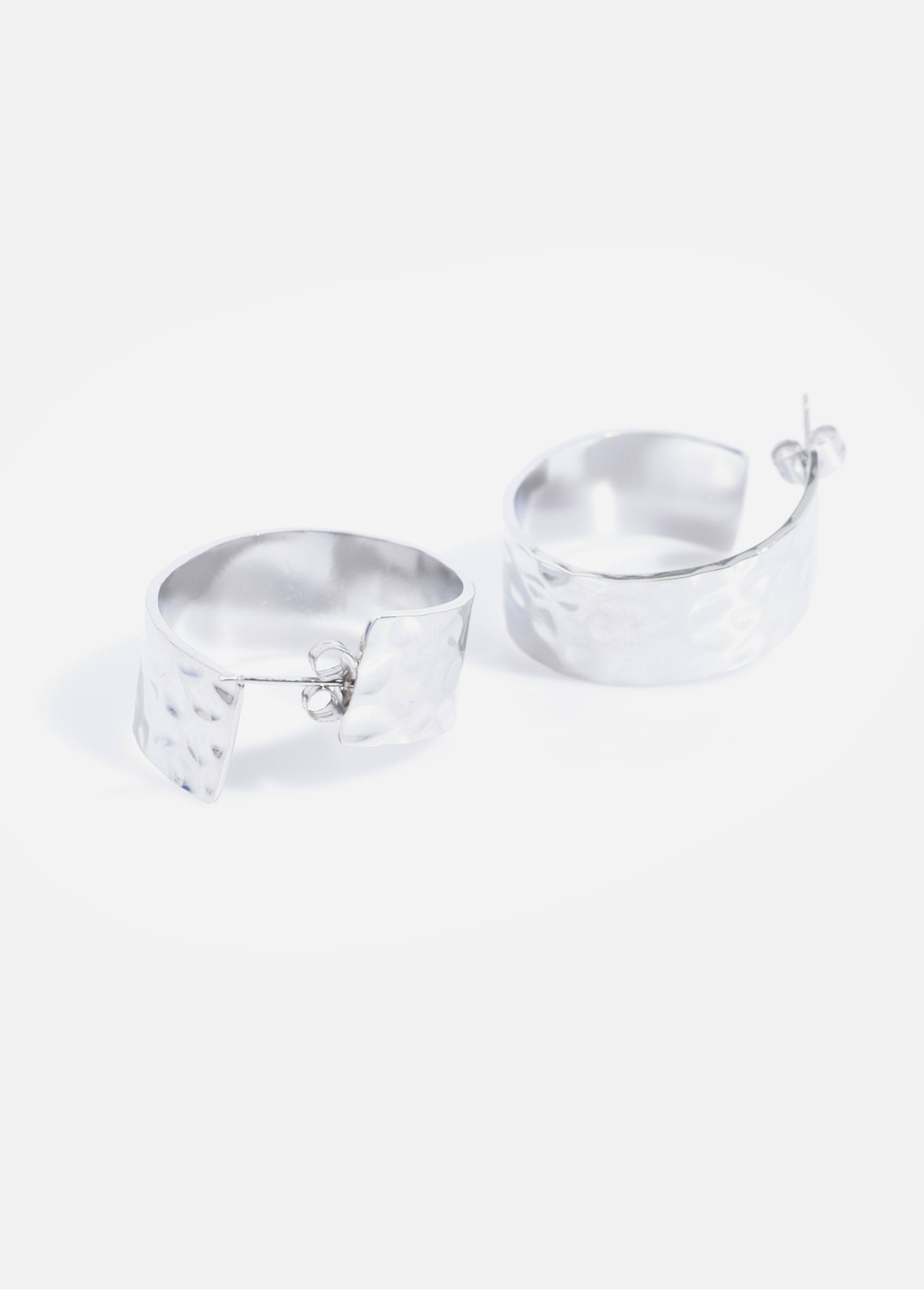 Pendientes_grandes_de_aro_de_acero_inoxidable_martillado_Plata_DE2_slim